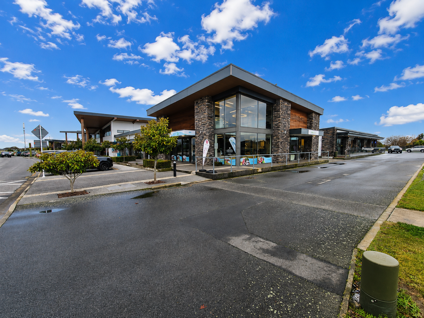 Contemporary retail buildings at Silverstream Retail Village in Kaiapoi with landscaped surroundings, convenient parking and modern architecture.