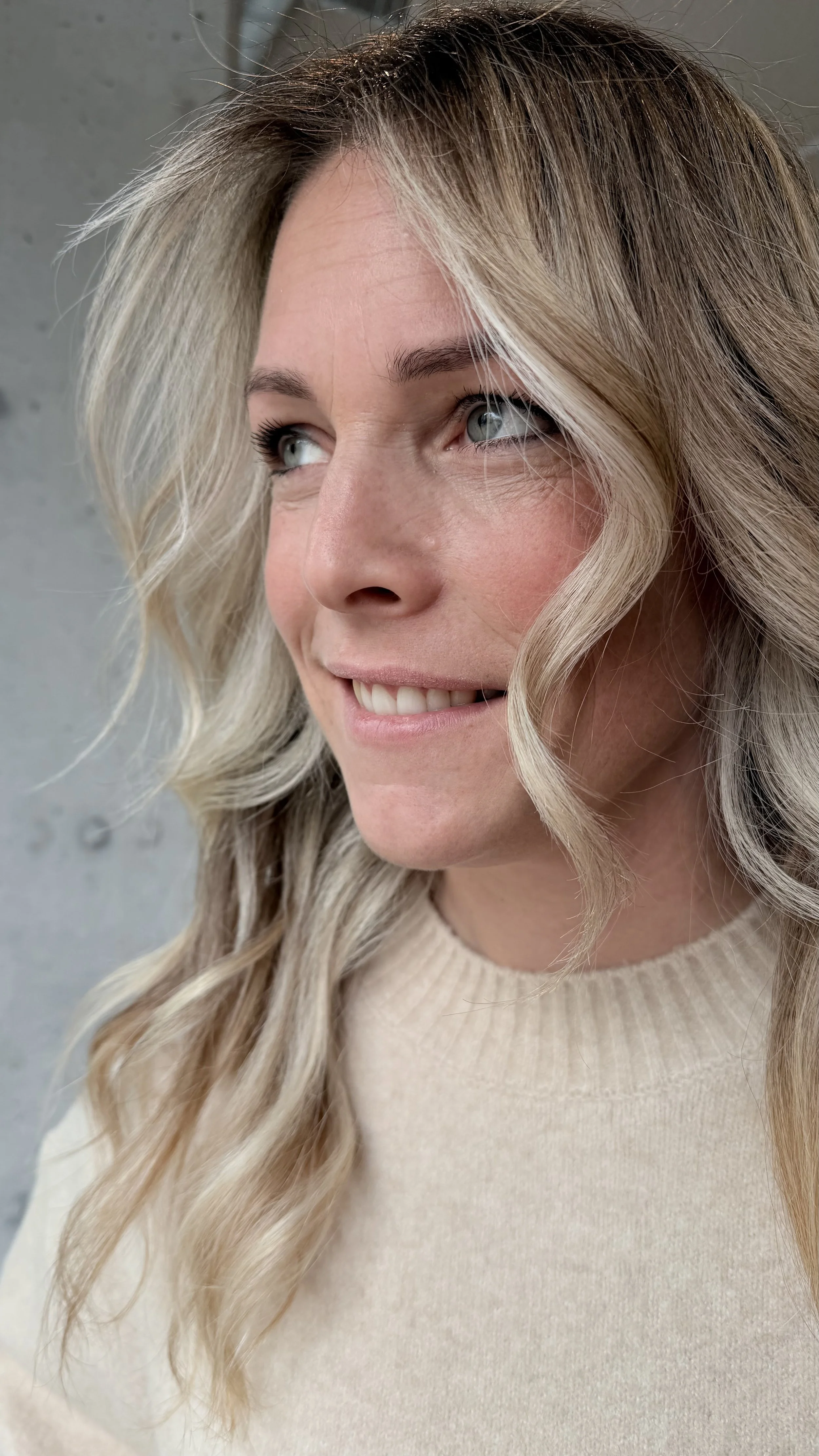 Natuurlijke blonde balayage met zachte highlights en glanzende finish, uitgevoerd door Muse Hair Atelier in Emmen.
