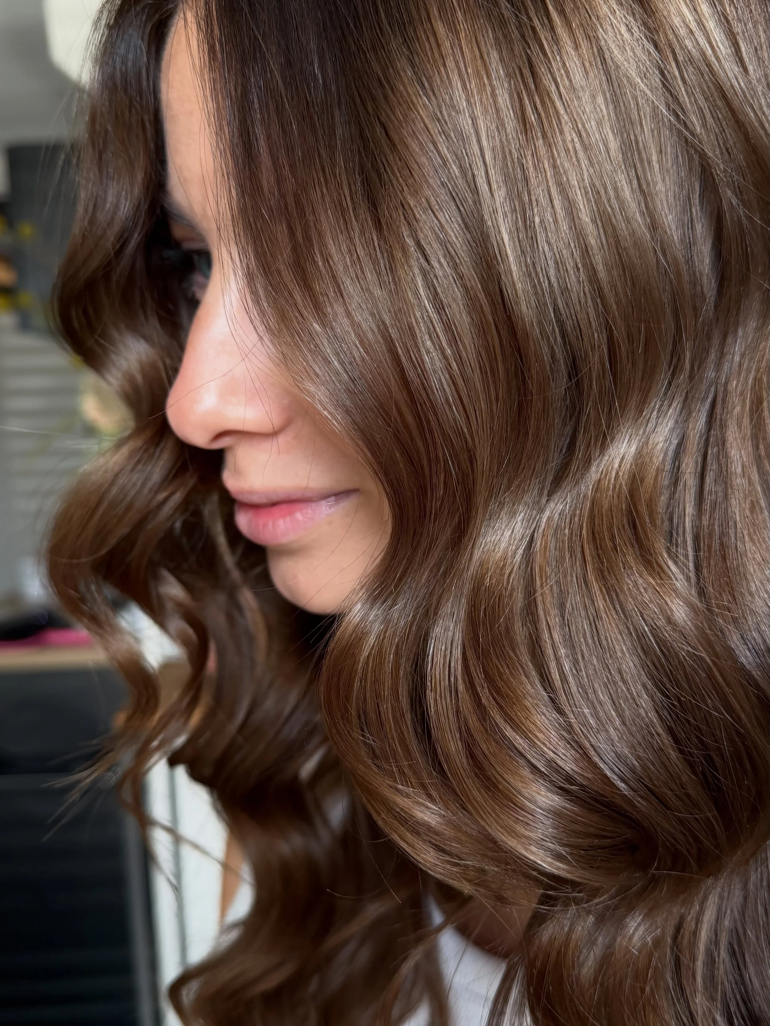 Soft dimensional brunette 🤎

Deze dame kwam voor het eerst bij mij in de stoel en gaf mij het volledige vertrouwen om te cre&euml;ren wat bij haar past.
Wat een mooi compliment. 

Het resultaat: een zachte, dimensionale brunette met rijke nuances, s