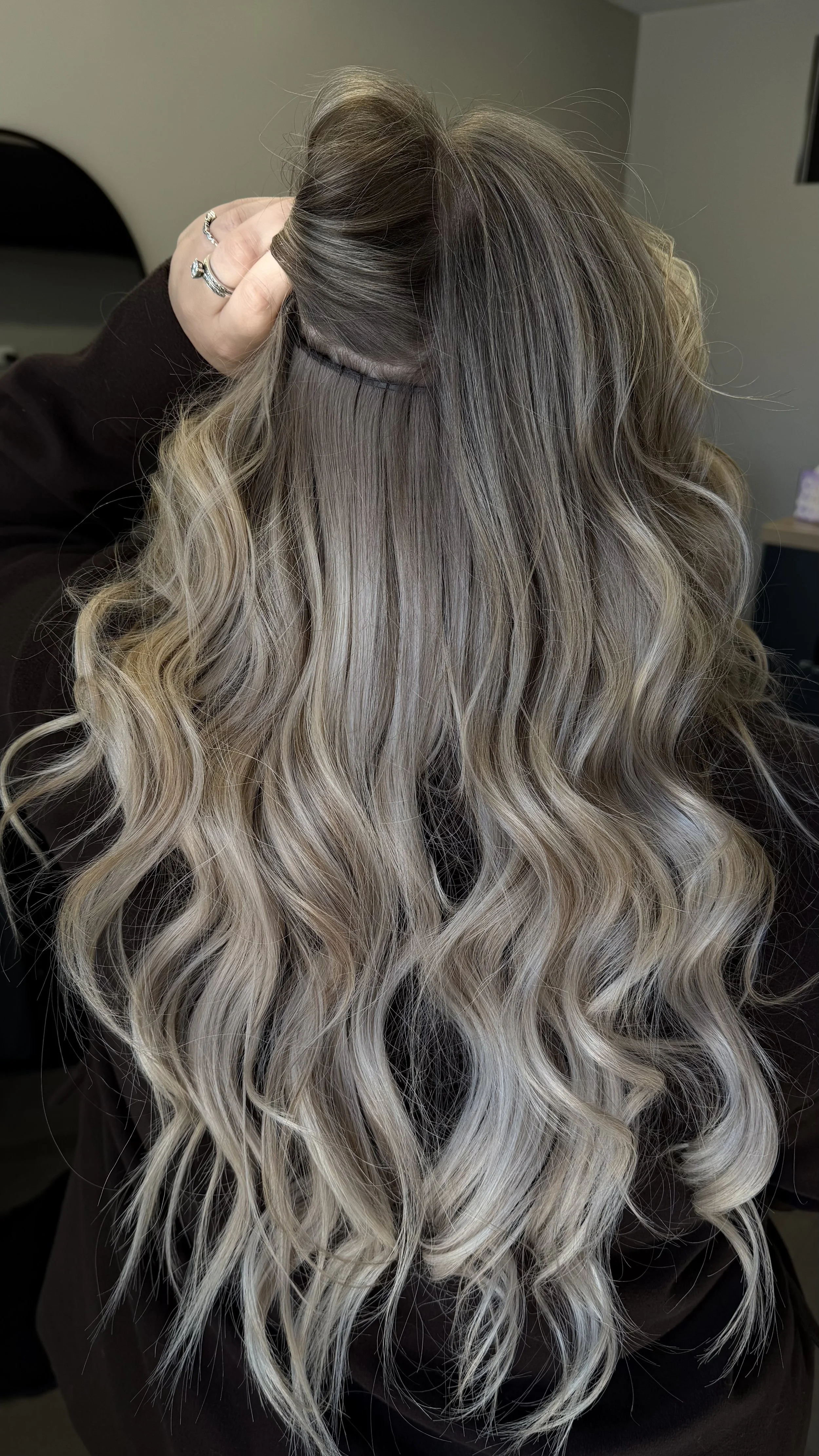 Extensions wefts set met een blonde ombré zachte kleurverloop en gezonde glans, gecreëerd door Muse Hair Atelier in Emmen.