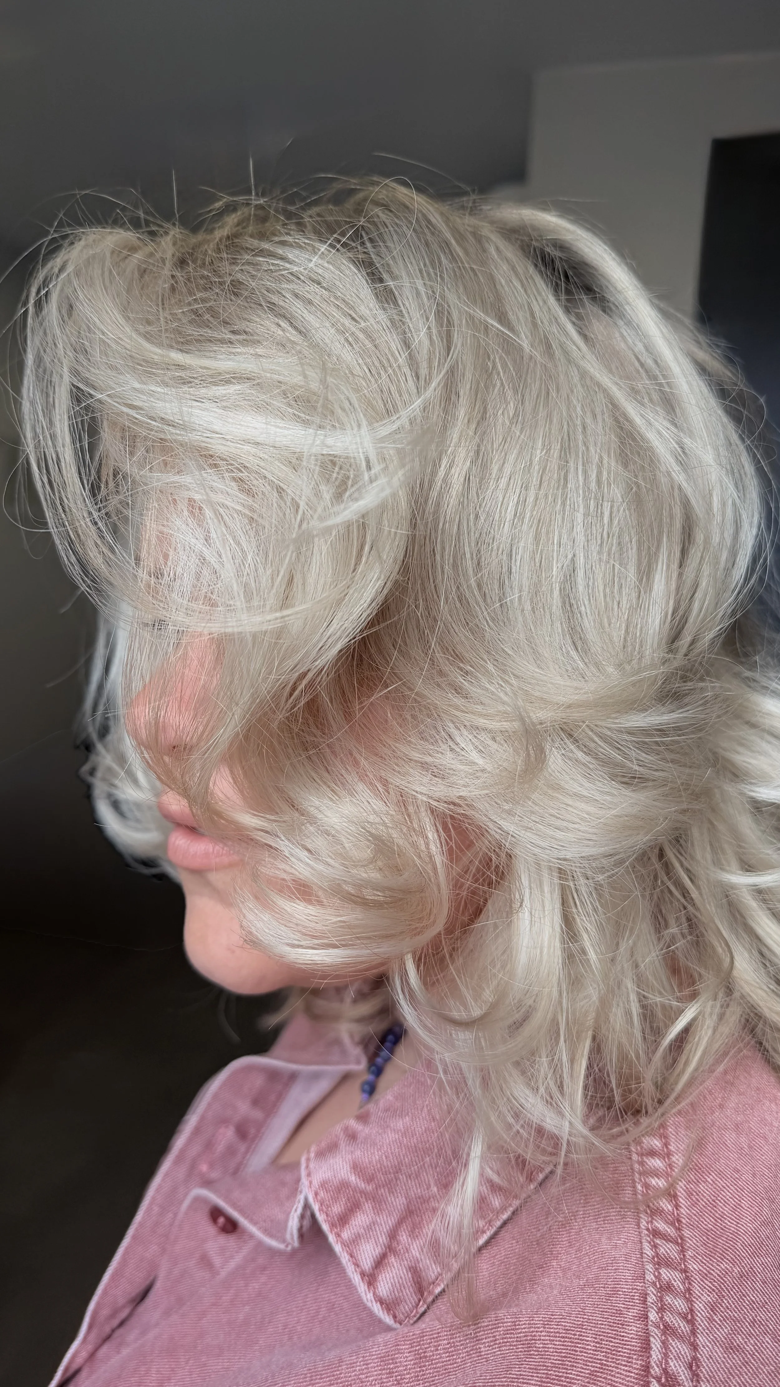 Professionele balayage behandeling voor natuurlijk blond haar bij Muse Hair Atelier in Emmen.