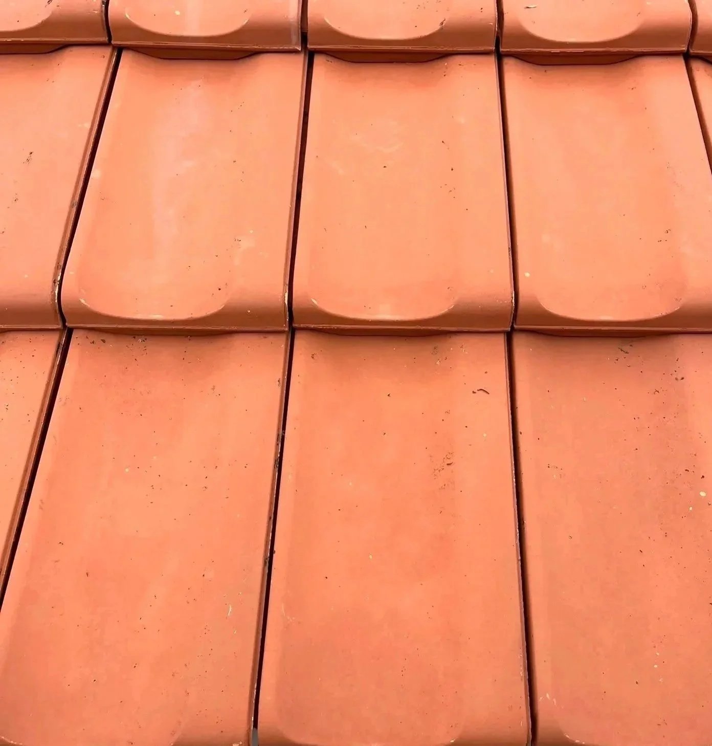 Dachziegel in Terrakotta-Farbe.