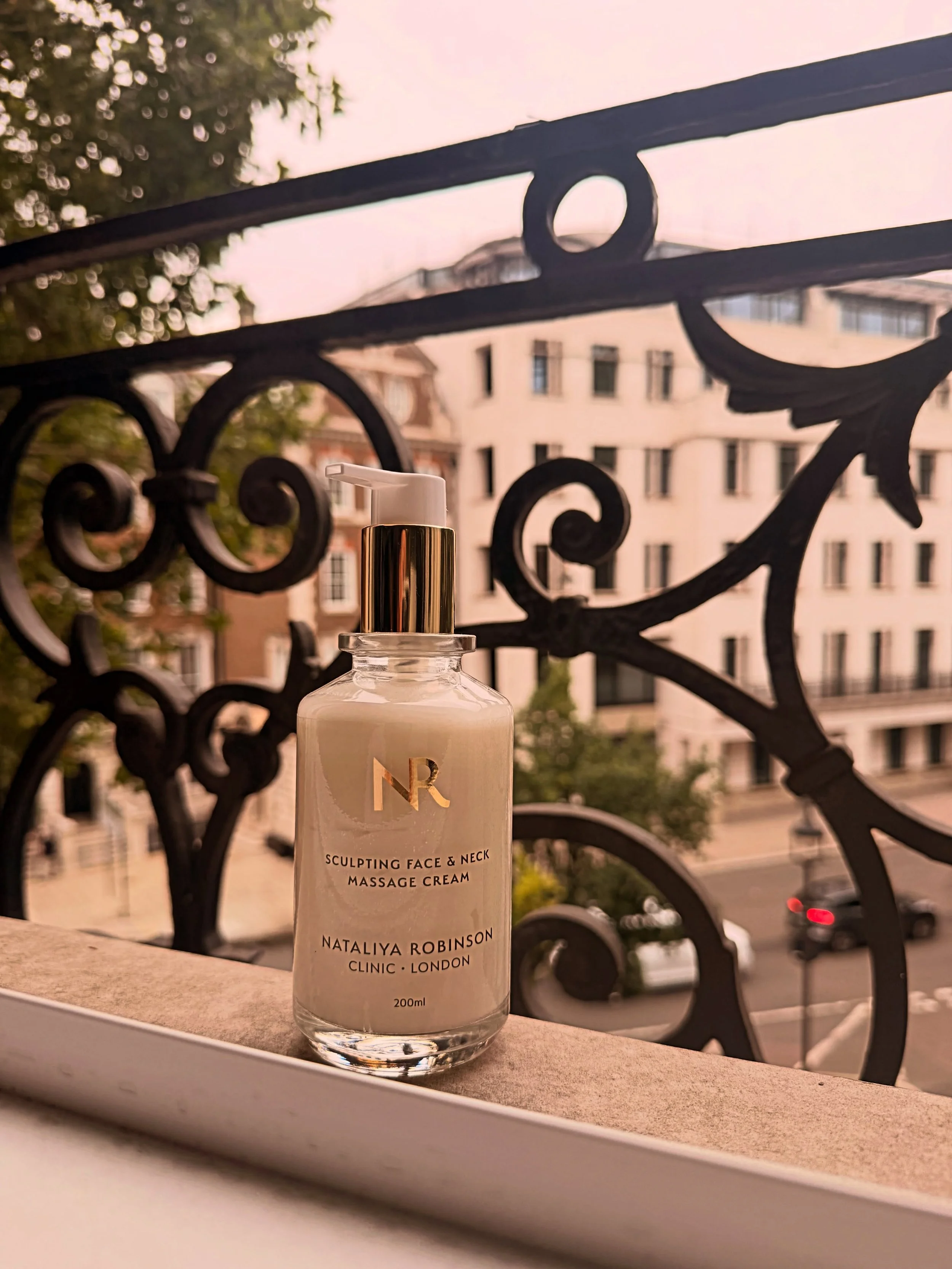 LUMI&Egrave;RE SCULPTING FACE &amp; NECK MASSAGE CR&Egrave;ME
Advanced Peptide Complex | Professional Grade 

Two years of meticulous formulation. One extraordinary result. Lumi&egrave;re was created to deliver professional sculpting performance with