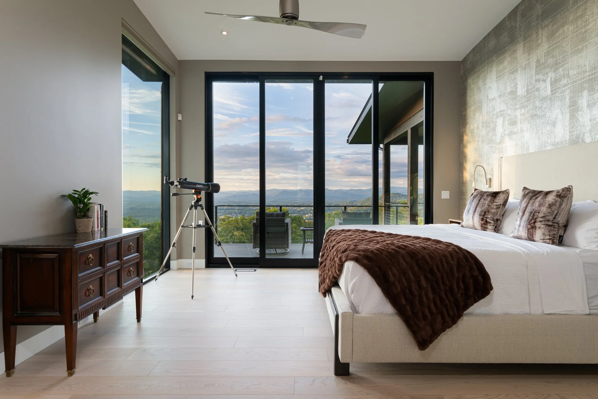 Summit+Modern_Primary+Bedroom-2.jpg.webp
