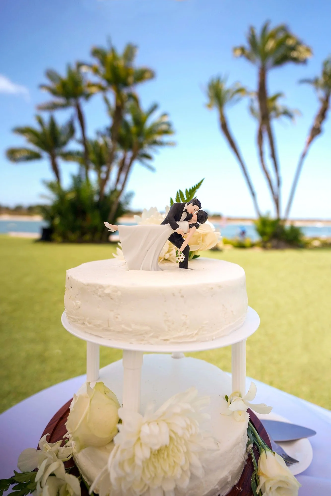 outdoor-waterfront-wedding-cake-with-dipping-topper.jpg