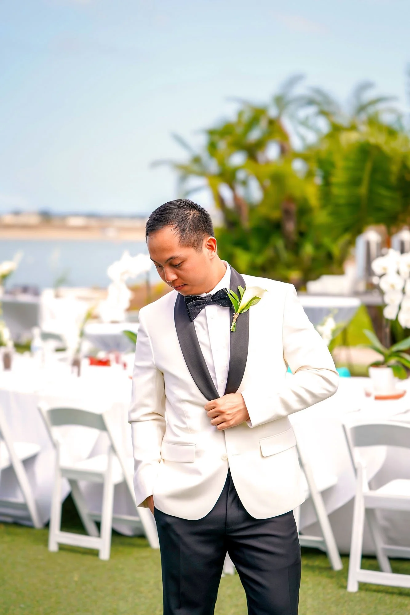 groom-white-tuxedo-jacket-outdoor-wedding.jpg