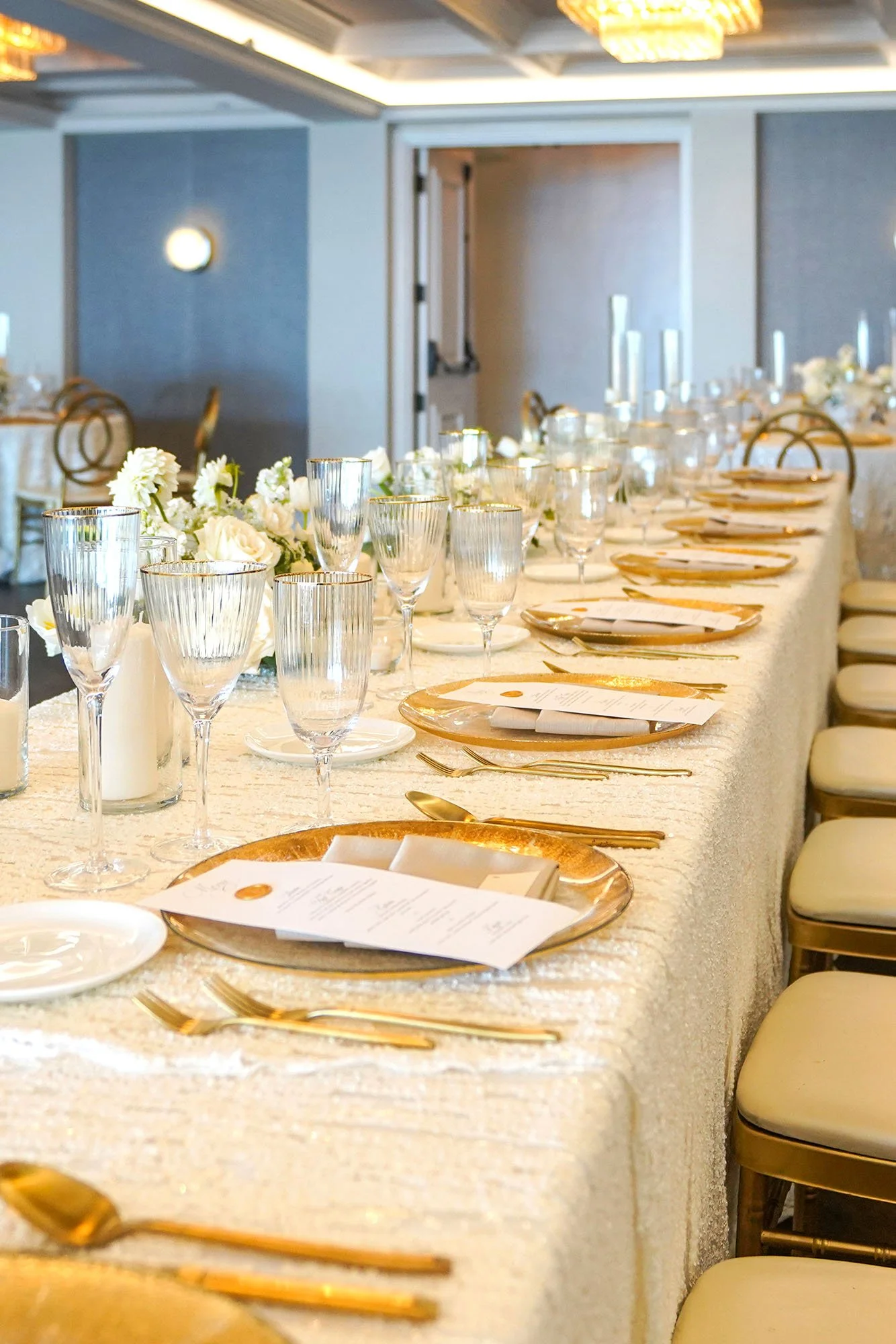 gold-and-white-wedding-reception-table-decor.jpg