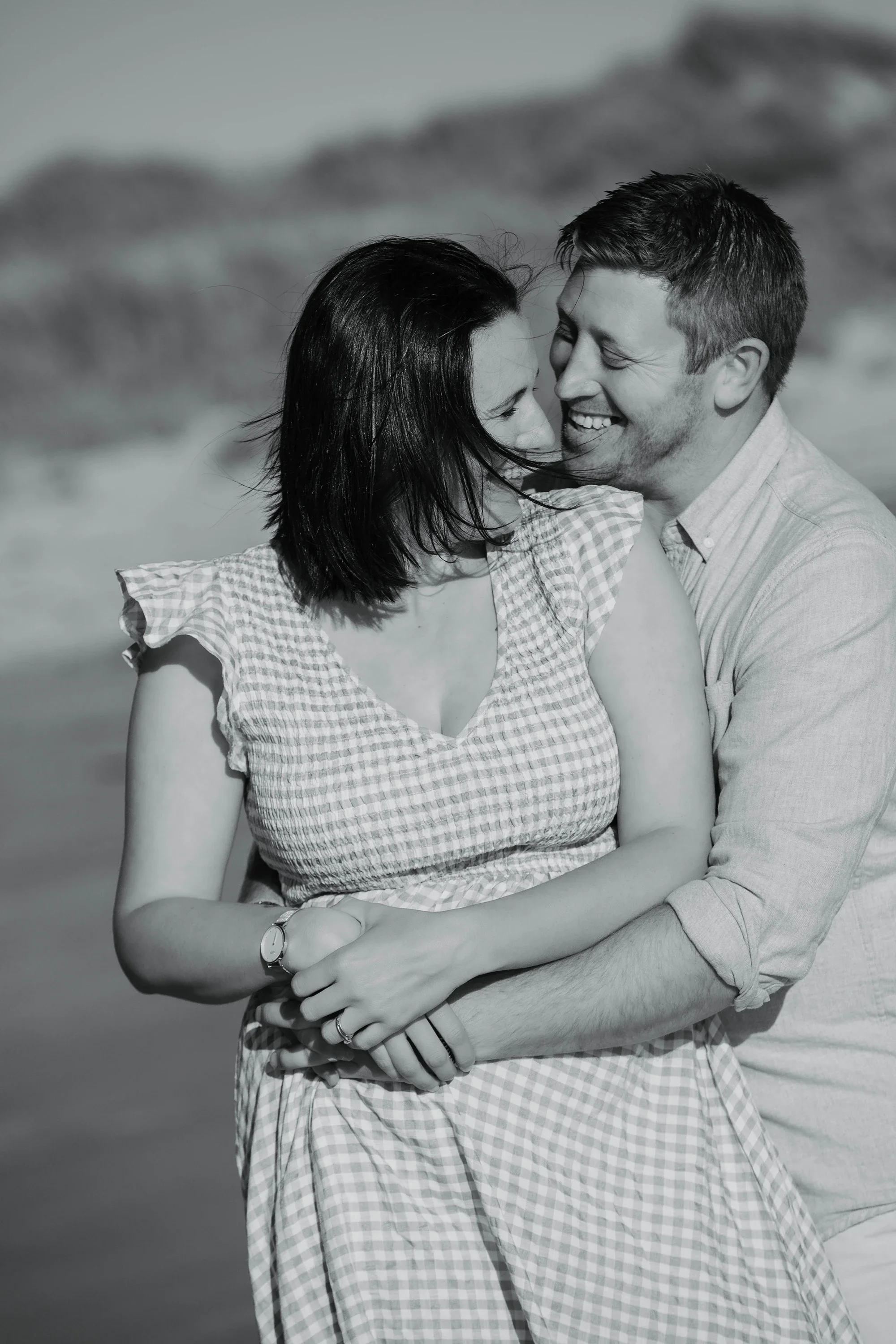 ©Vicky-Hughson-Photography-Families-Couple-Hug.webp