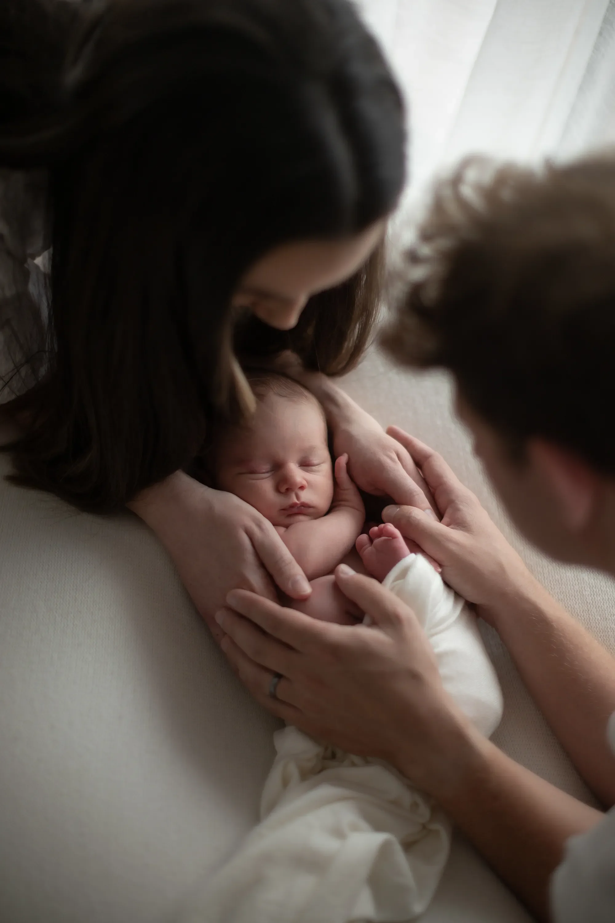 ©Vicky-Hughson-Photography-Family-Baby-Swaddle.webp
