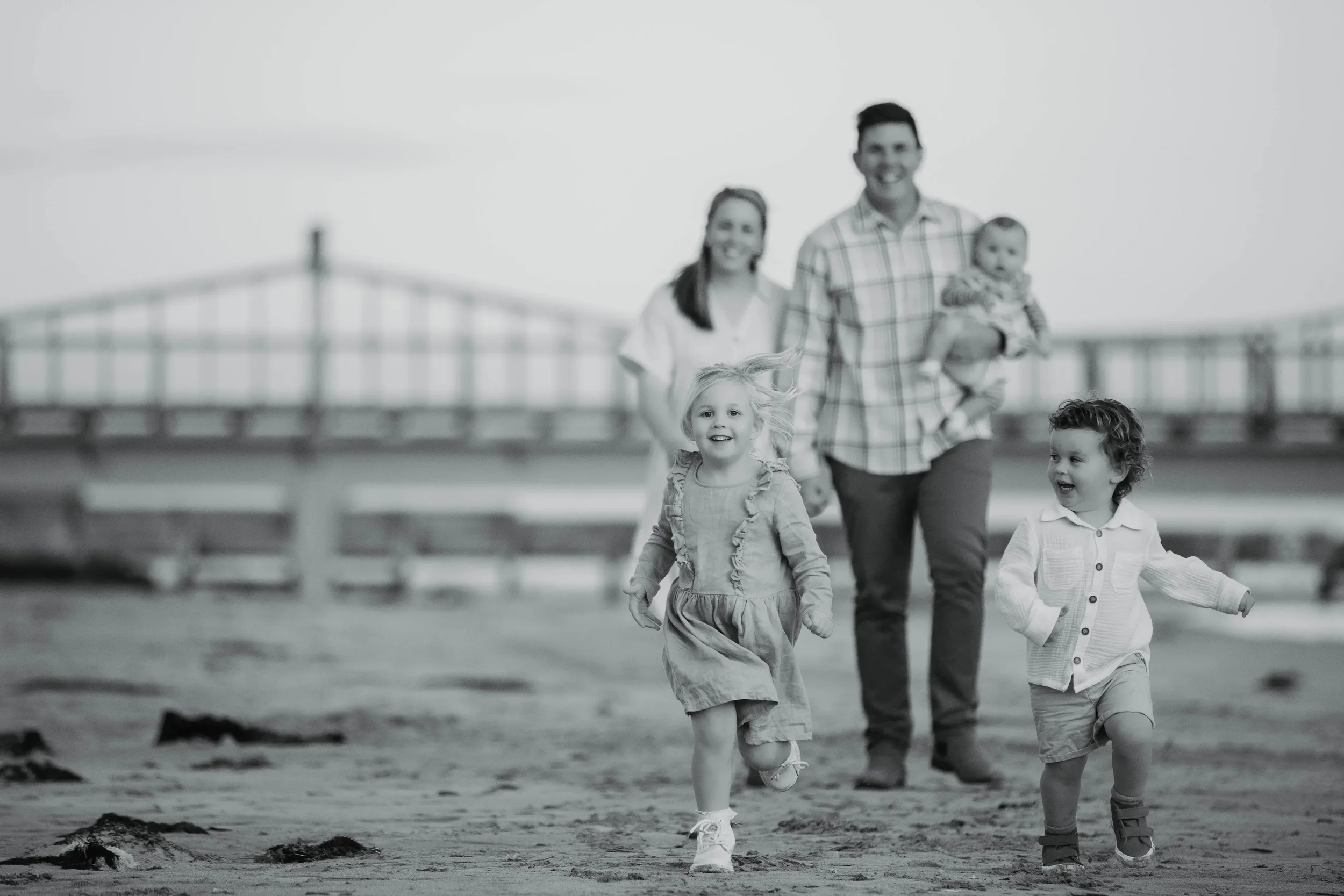 ©Vicky-Hughson-Photography-Family-Stingray-Bay-BW.webp