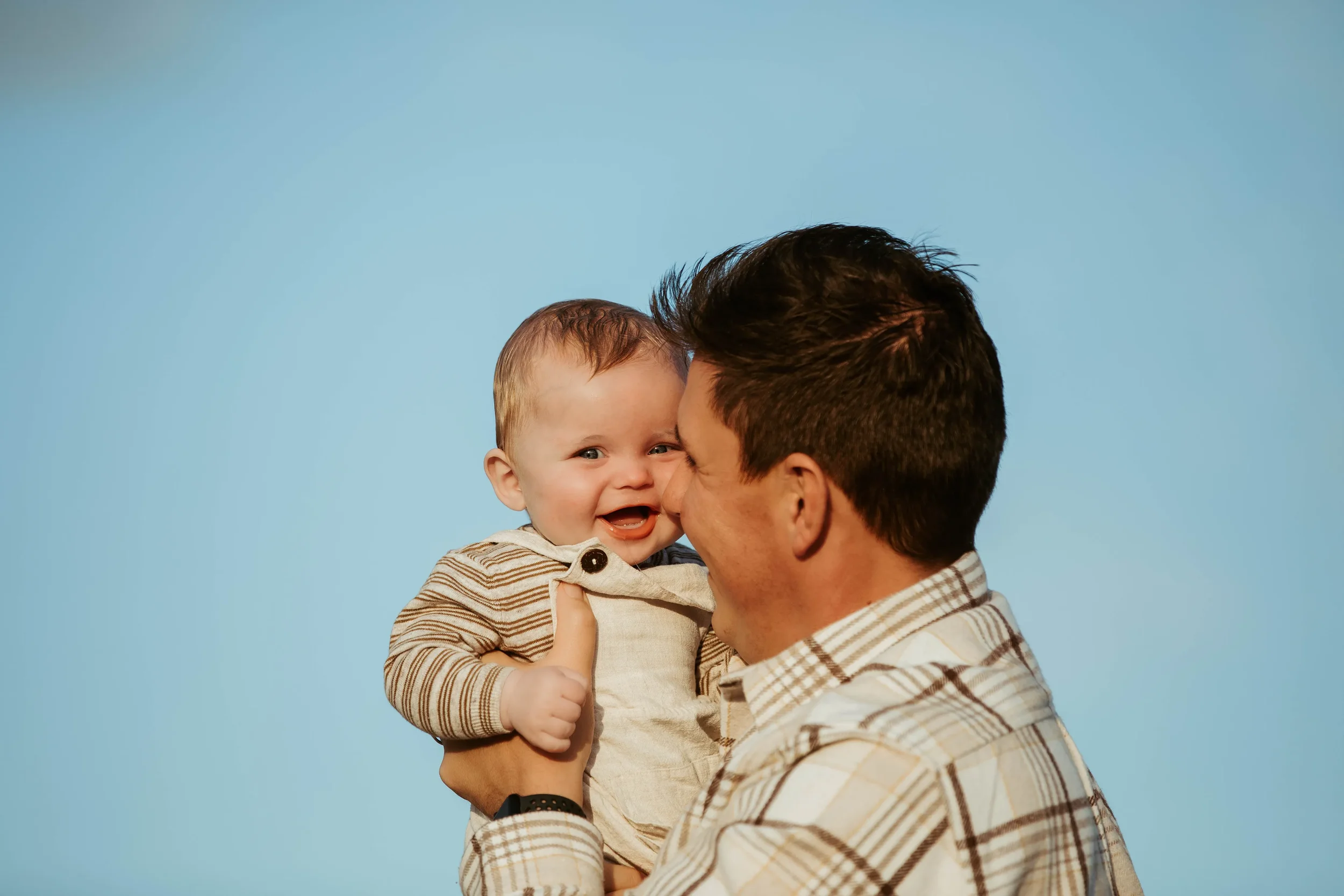 ©Vicky-Hughson-Photography-Father-Baby-Sky.webp