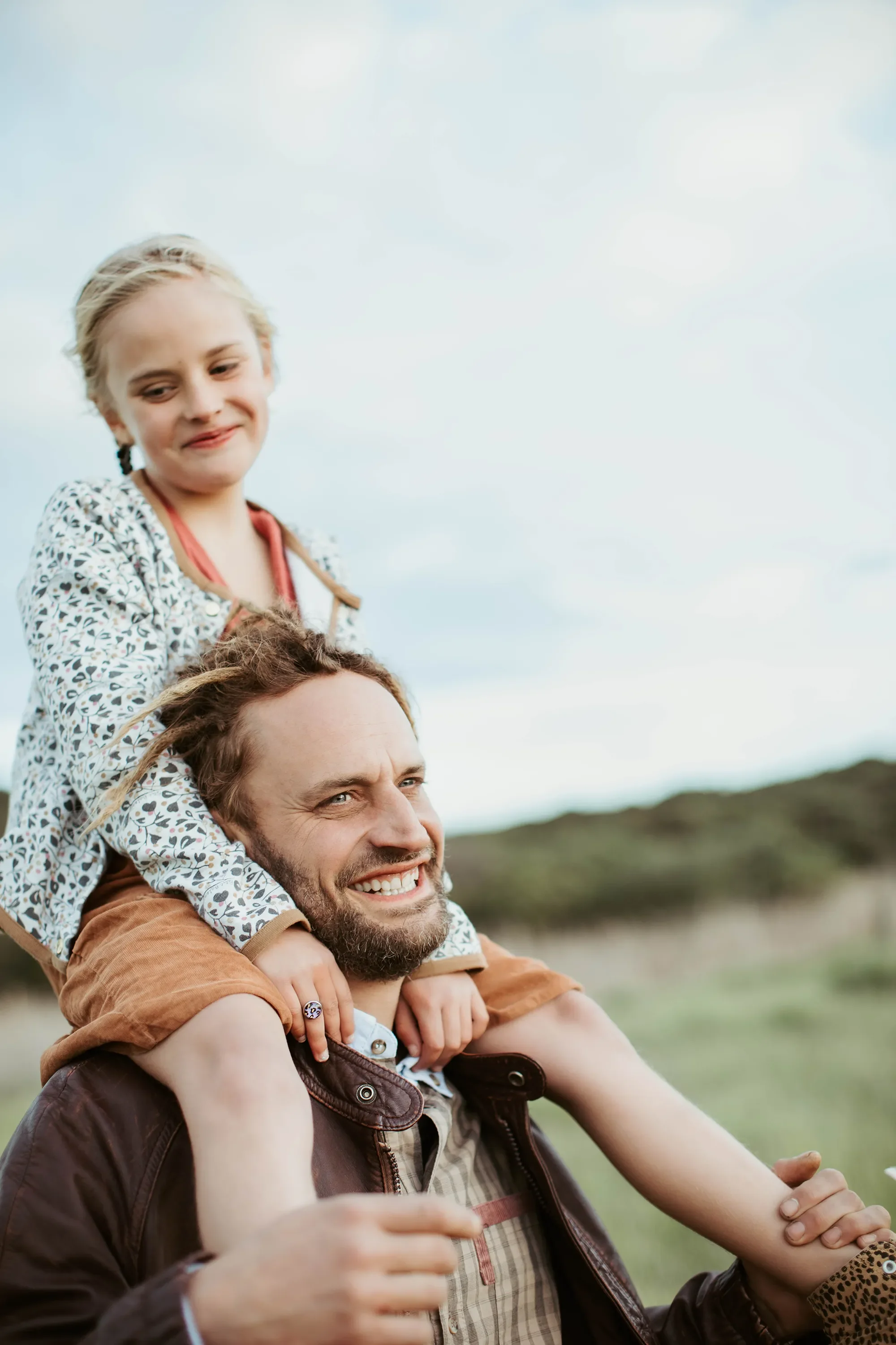 ©Vicky-Hughson-Photography-Father-Daughter-Shoulders.webp