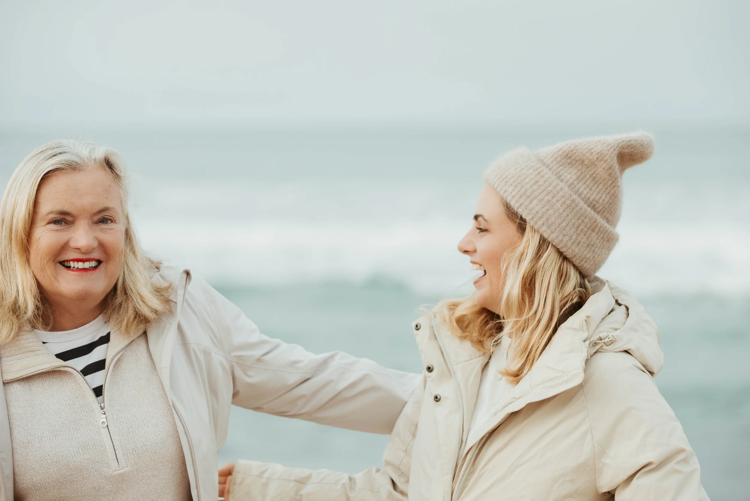 ©Vicky-Hughson-Photography-Mother-Daughter-Beach-Cream.webp