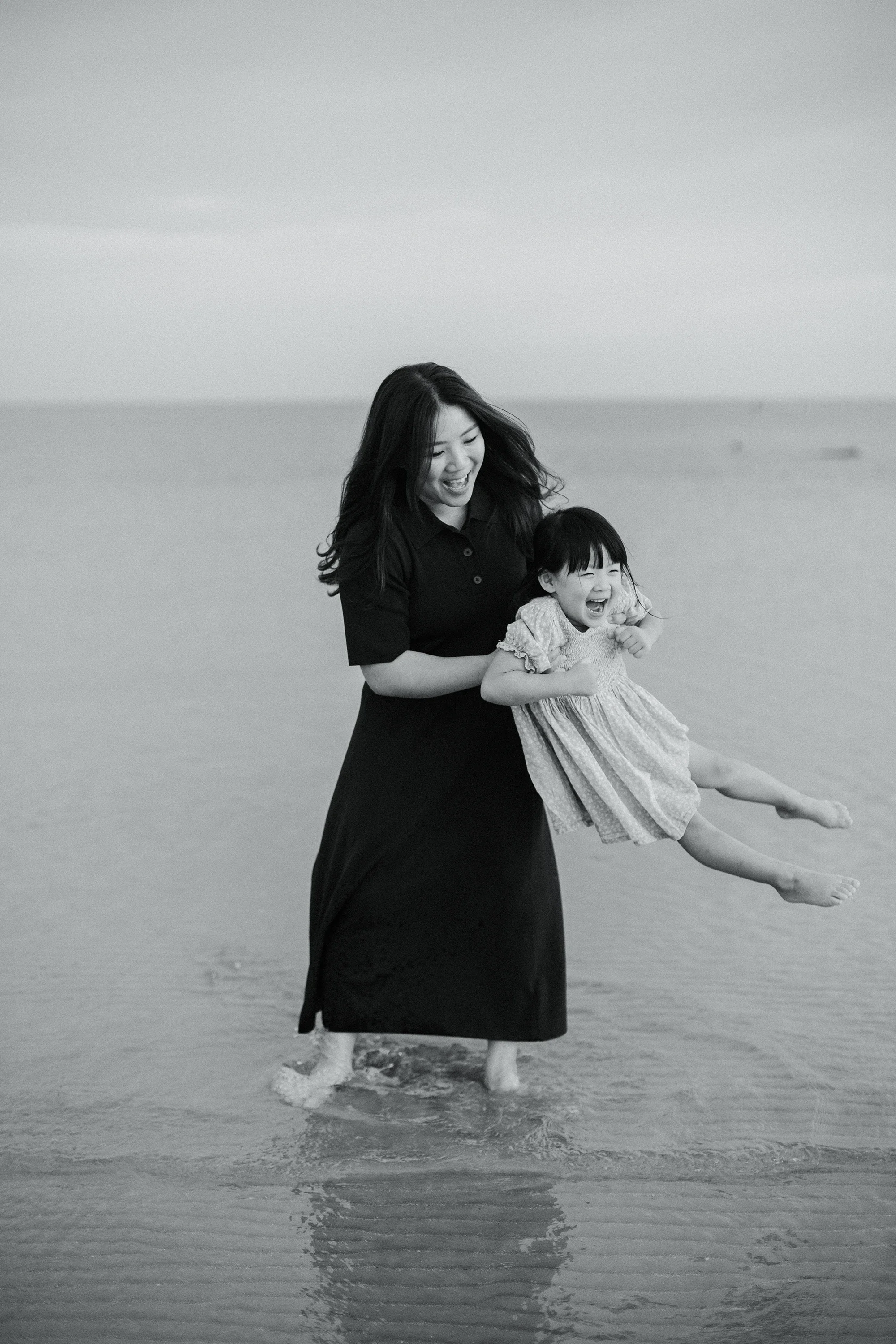 ©Vicky-Hughson-Photography-Mother-Daughter-Water-Swing-BW.webp