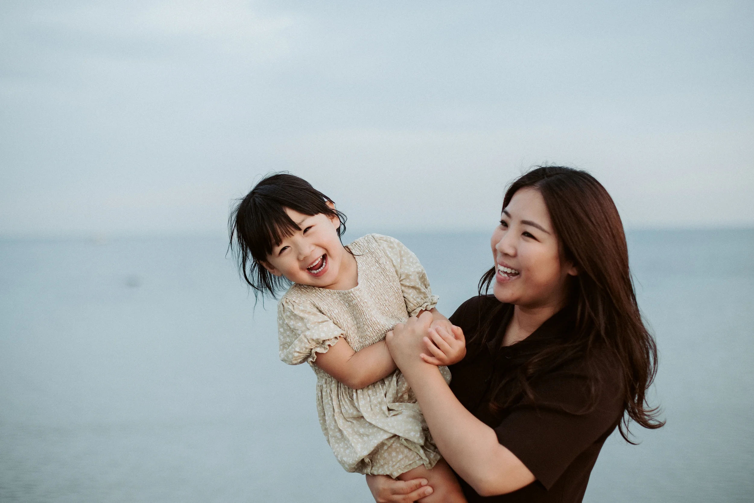 ©Vicky-Hughson-Photography-Mother-Daughter-Water.webp