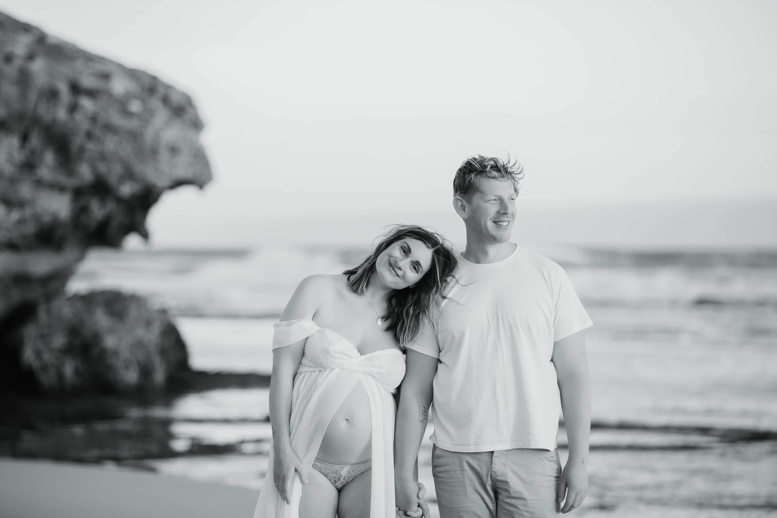 ©Vicky-Hughson-Photography-Pregnancy-Couple-Beach-BW.webp