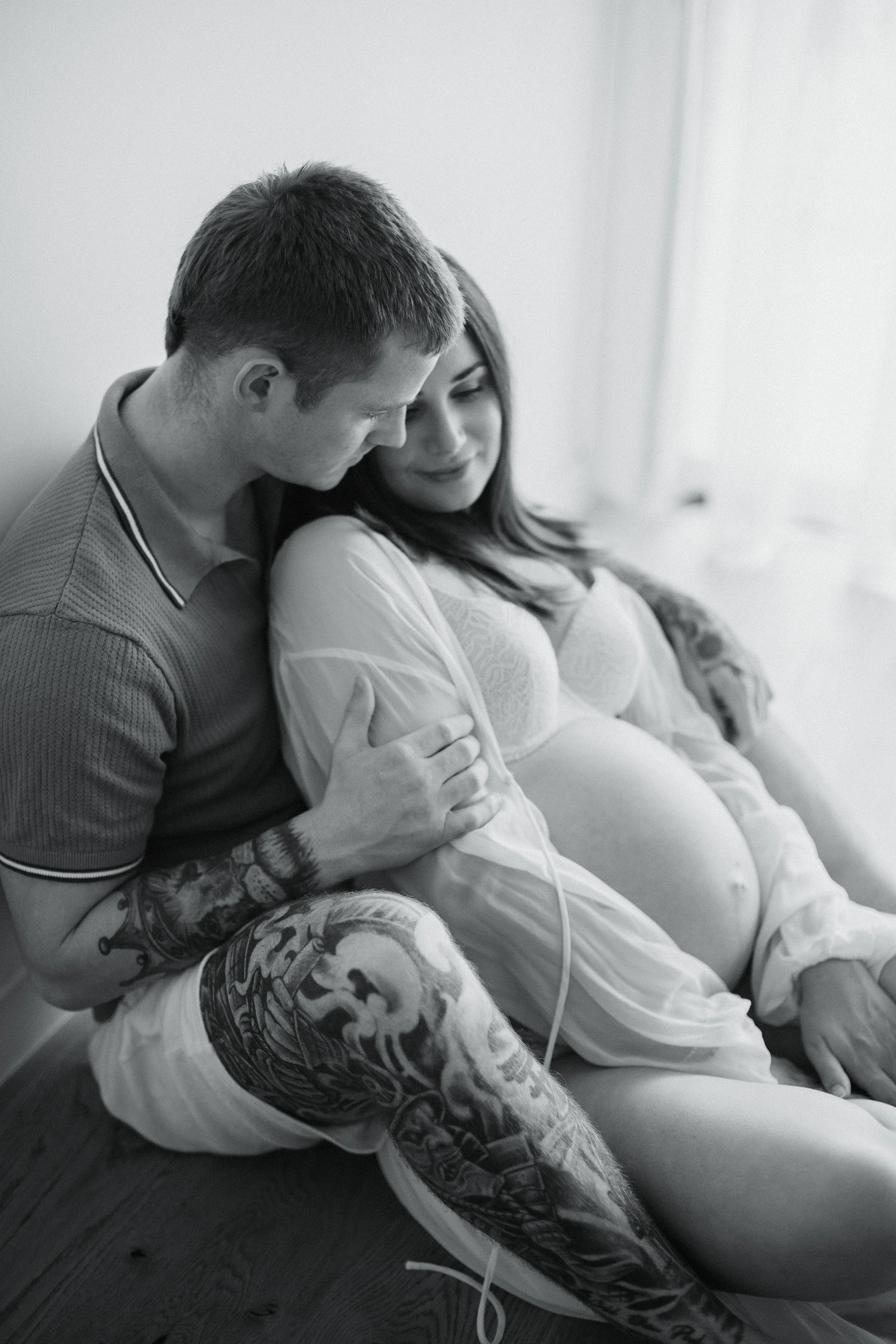 ©Vicky-Hughson-Photography-Pregnancy-Couple-BW.webp