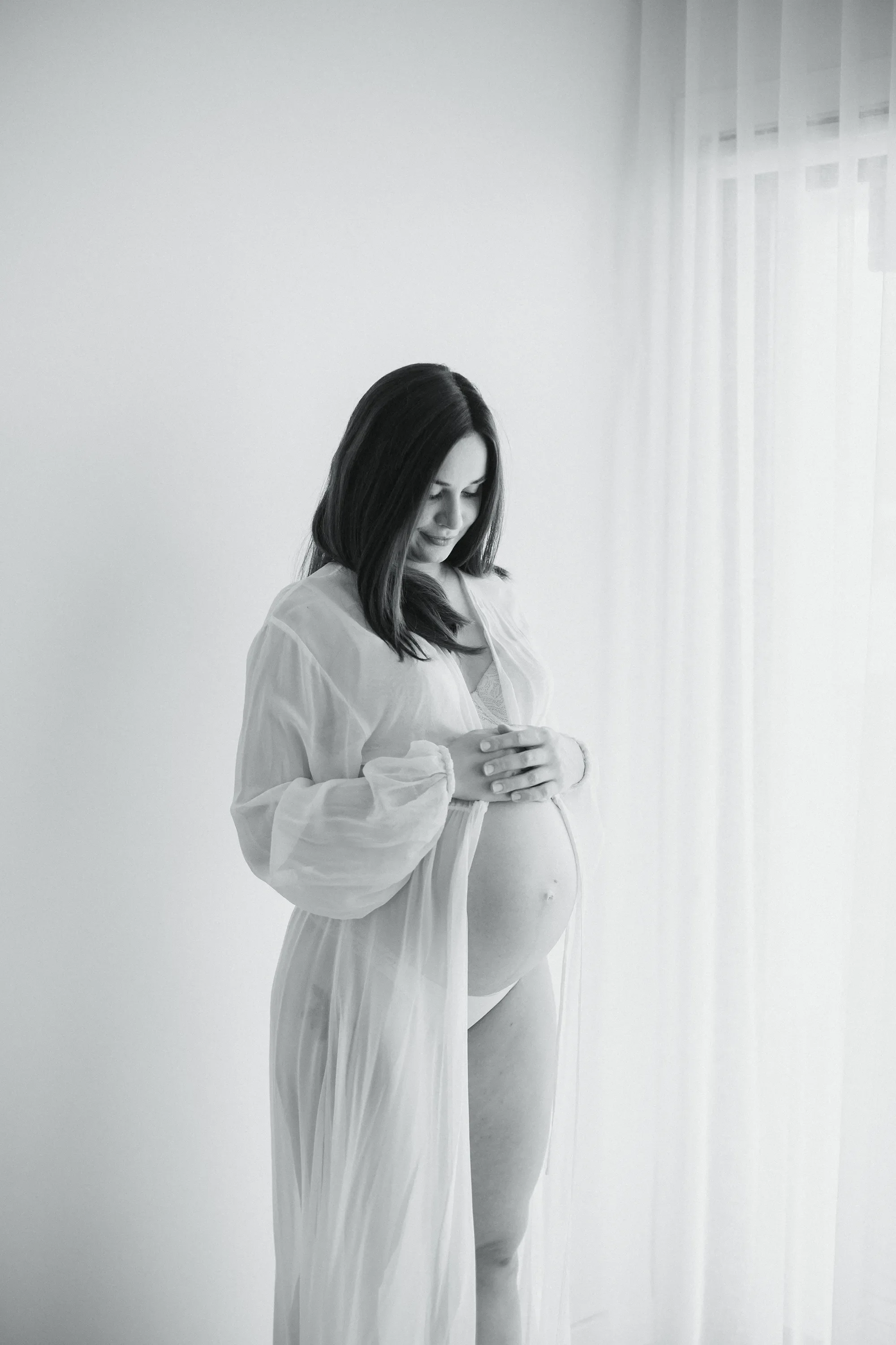 ©Vicky-Hughson-Photography-Pregnancy-Curtains-BW.webp