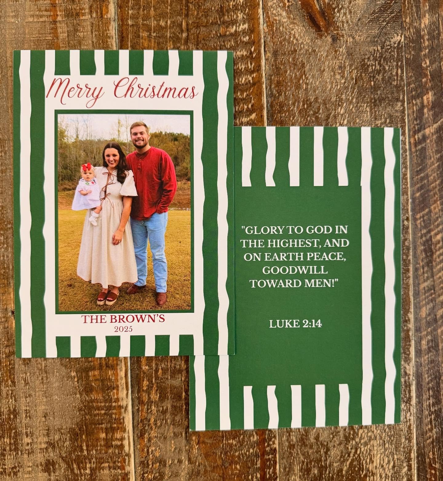 Simple and Beautiful! ❤️💚

🎄Perfect for your families Christmas Card!