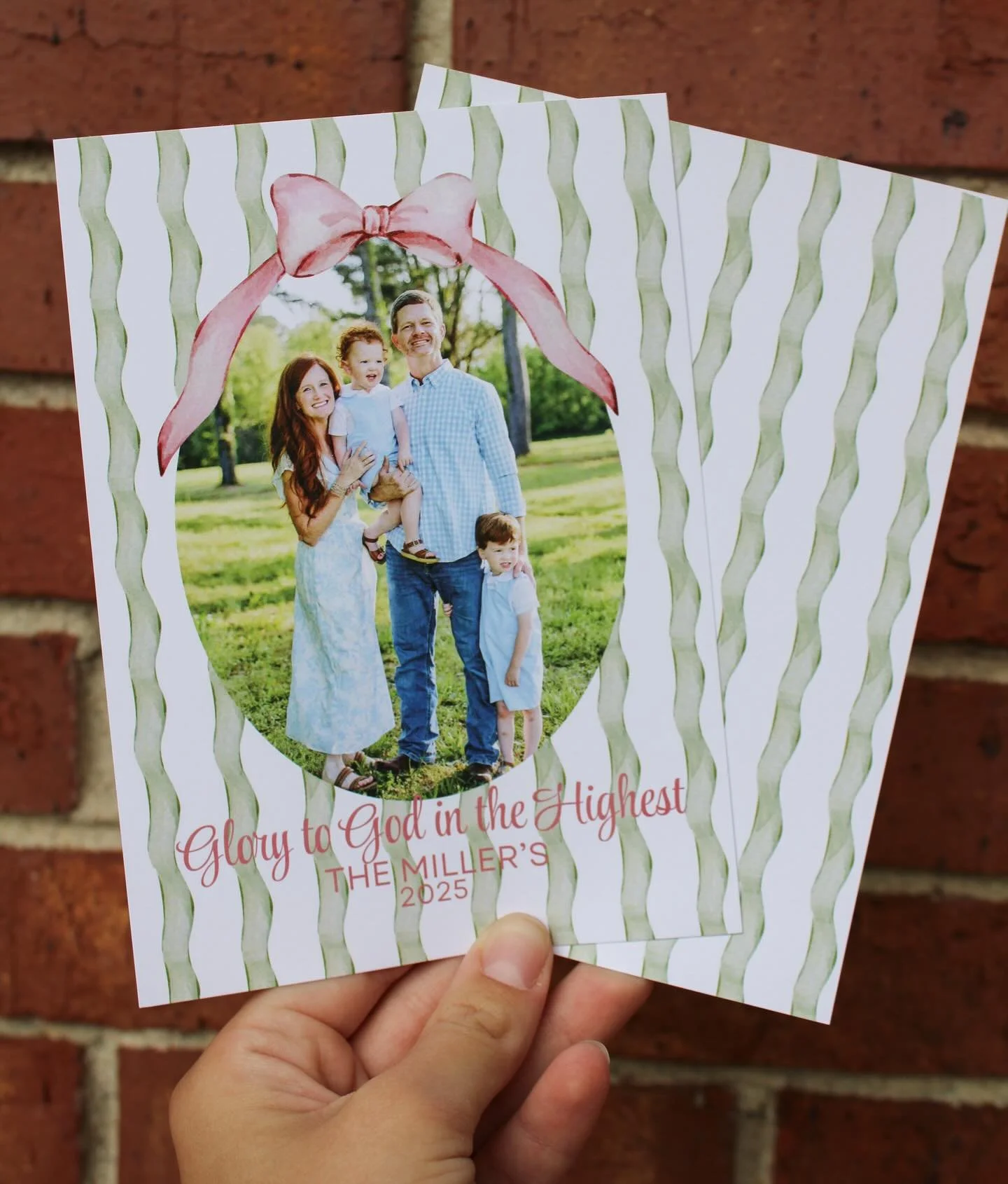 A timeless design &mdash; and who doesn&rsquo;t love a bow!! 

Custom designs + ready-to-order templates available through the link in my bio! 🎄💌