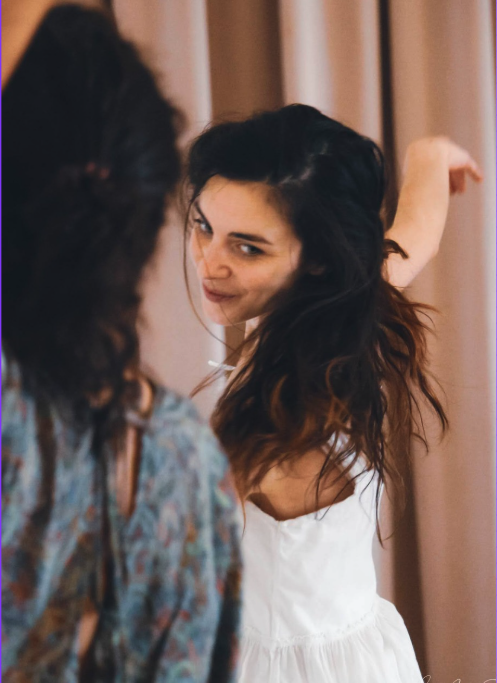 Maëva danse en robe blanche, sourire doux, dans une lumière naturelle