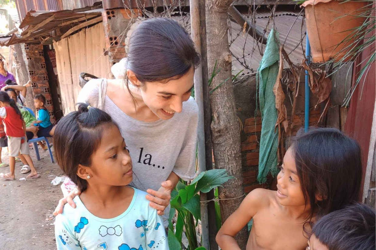 Maëva en mission humanitaire au Cambodge, échangeant avec des enfants vivant près des décharges de Phnom Penh