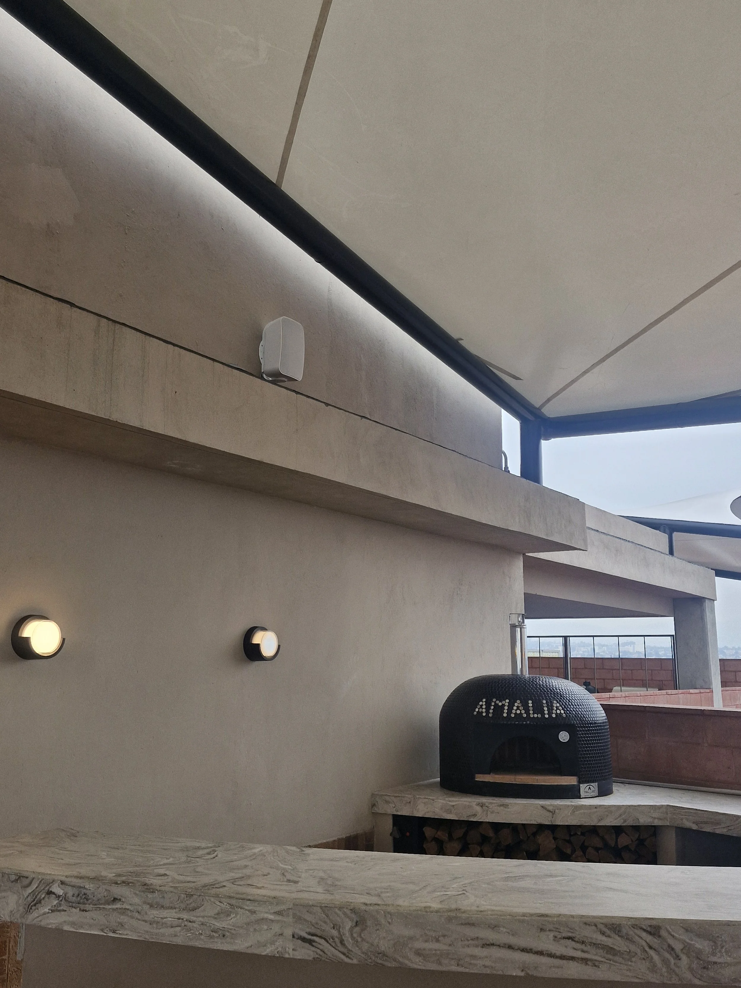 Sistema de sonido ambiental en terraza de complejo de departamentos 609.