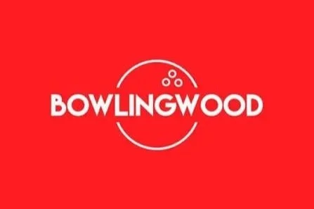 Logotipo de Bowlingwood con fondo rojo y texto blanco con una bola de boliche y un arco.