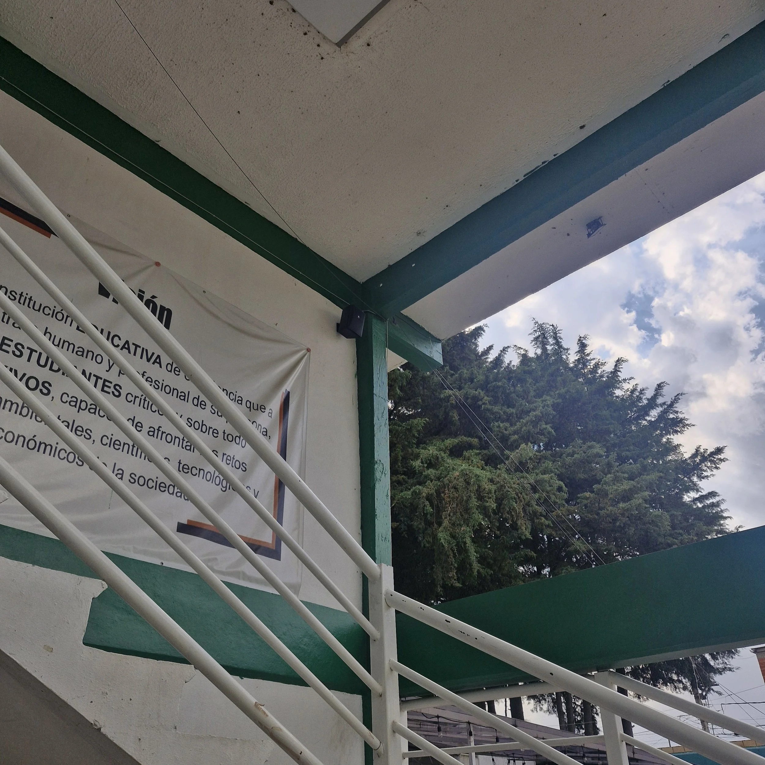 Sistema de sonido ambiental y voceo en escuela secundaria.