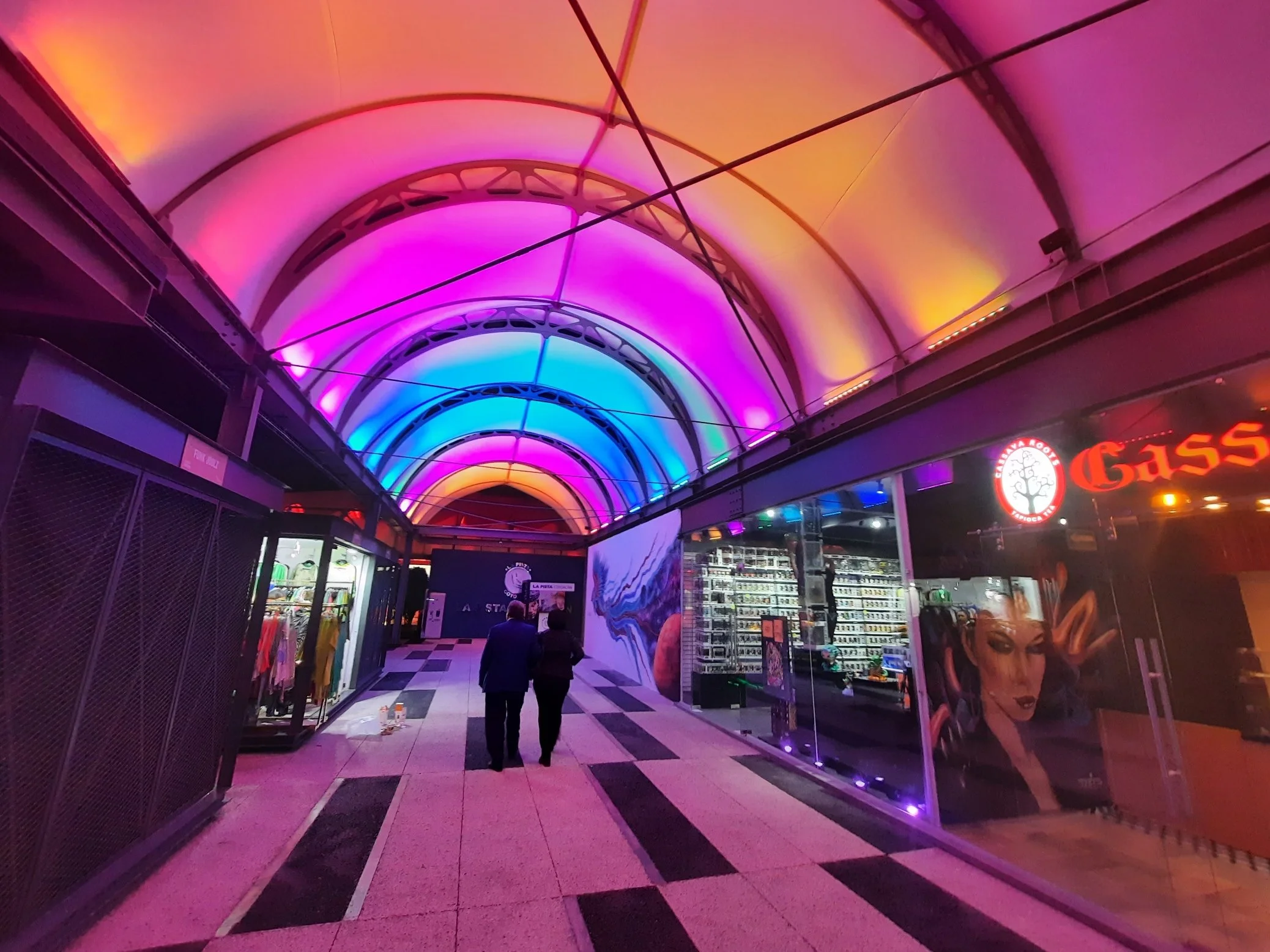 Sistema de sonido ambiental en centro comercial