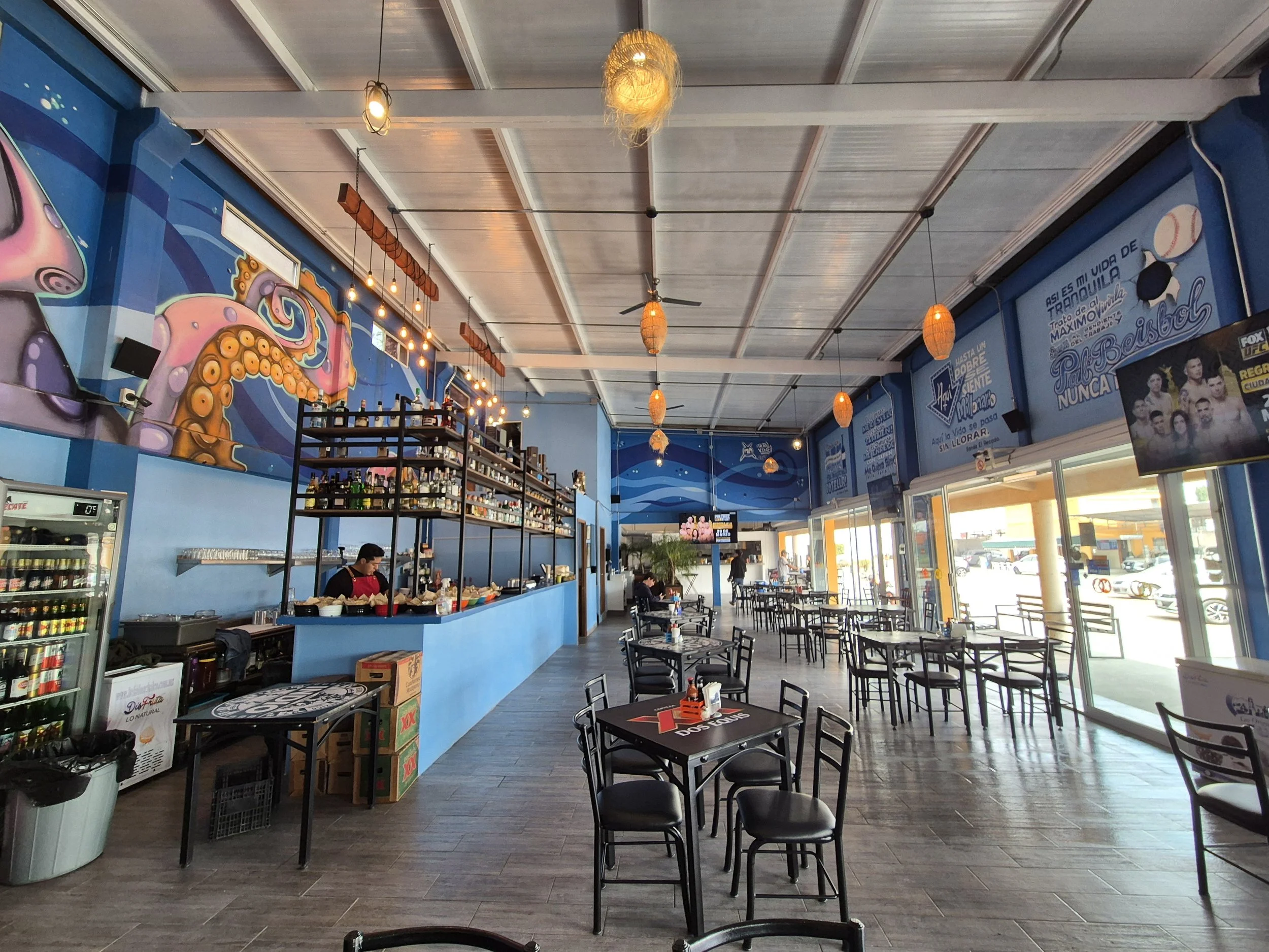 ¿Qué es un sistema de sonido ambiental en un restaurante?
