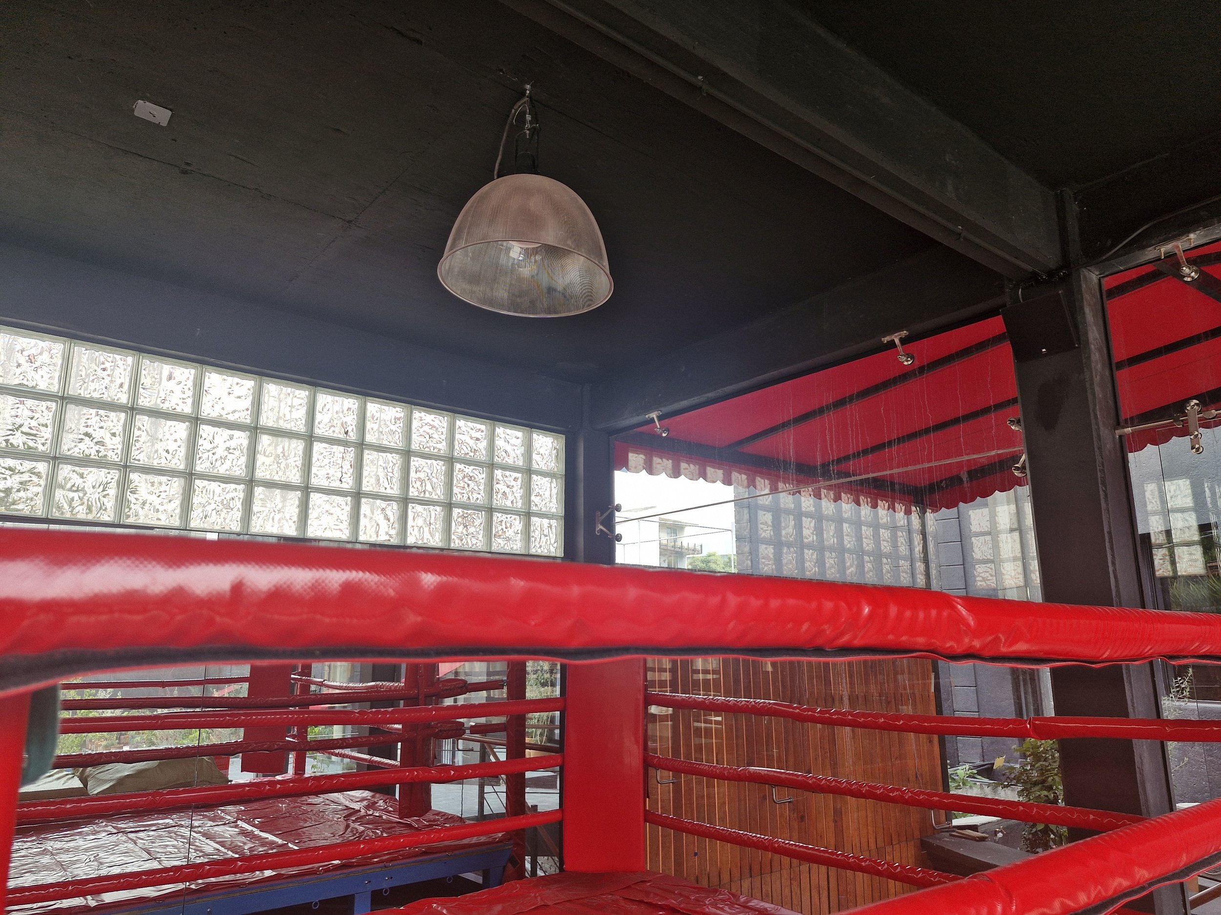 Sistema de sonido ambiental en gimnasios.