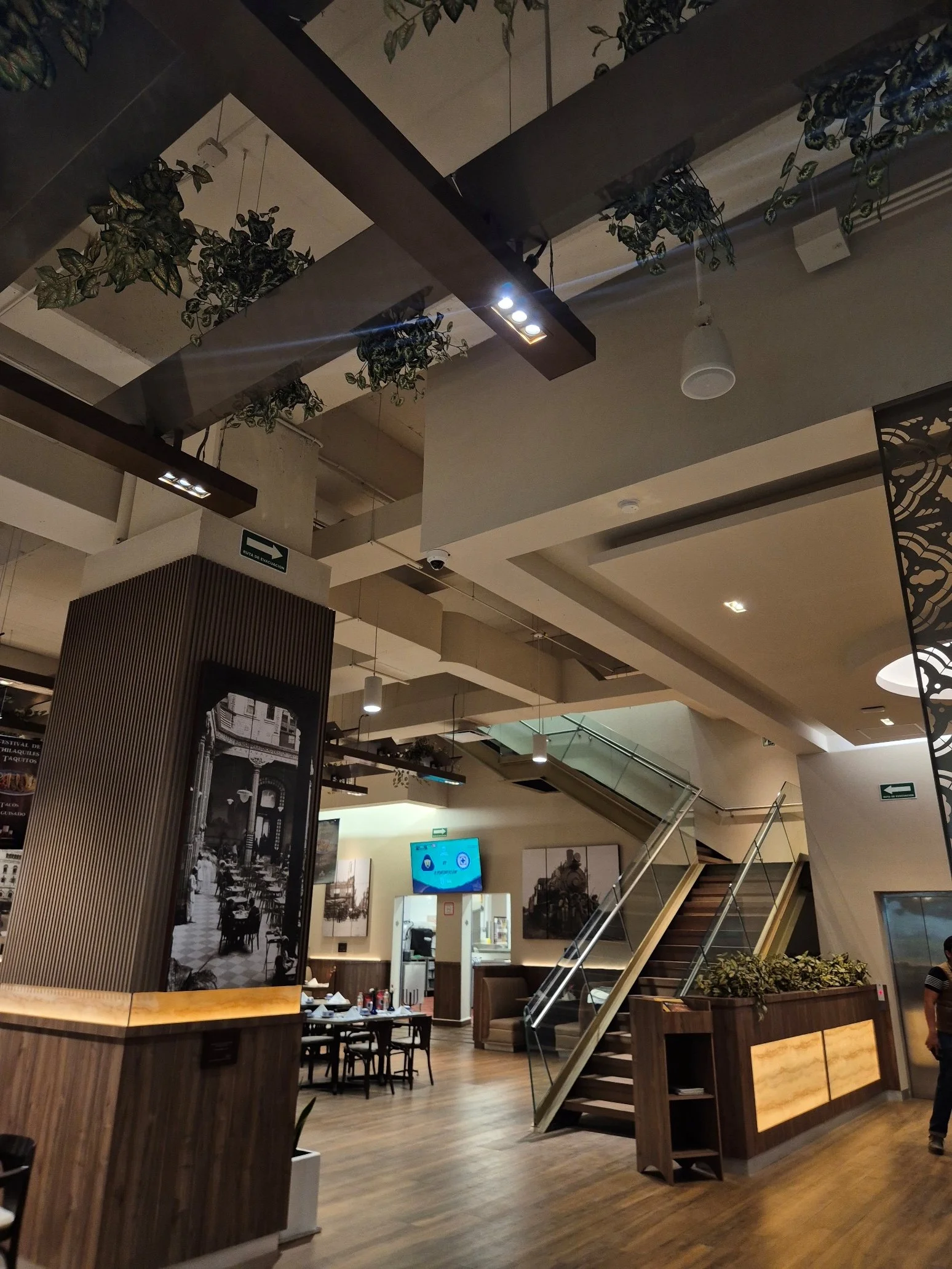 Sistema de sonido ambiental para música en +3 sucursales de Sanborns.
