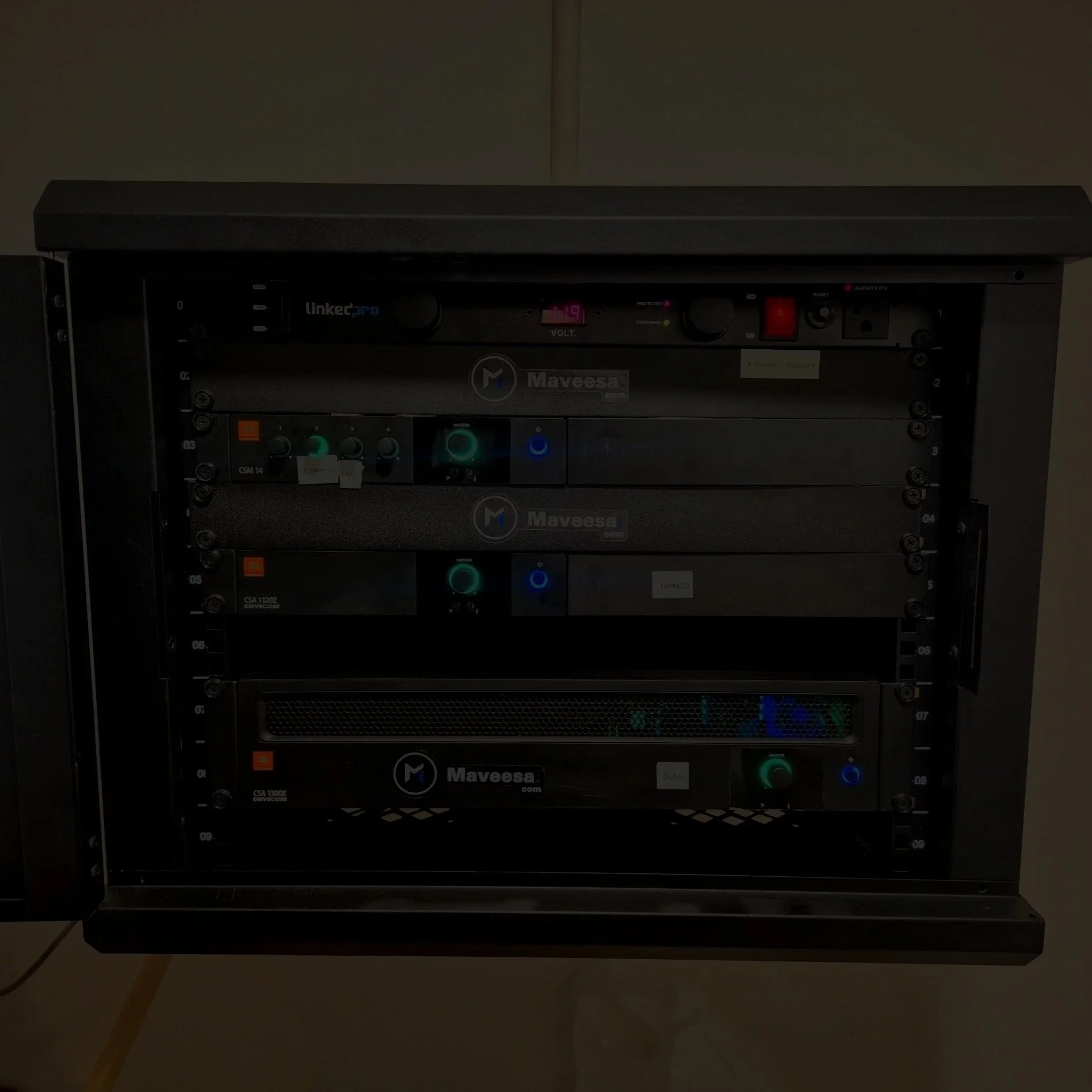 Servidor de red montado en un gabinete negro con diferentes botones y botones de control.