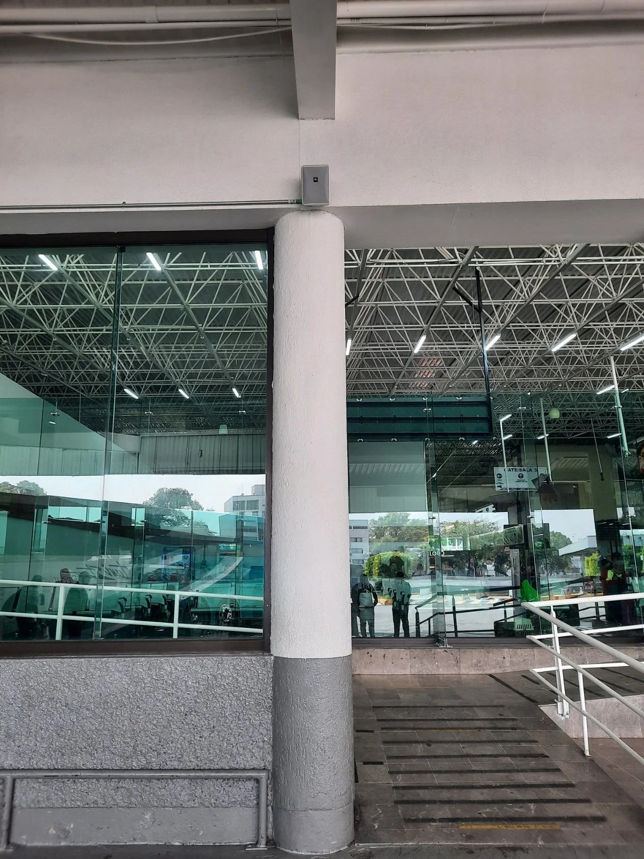 Sistema de sonido para voceo en +5 terminales de espera de ETN.