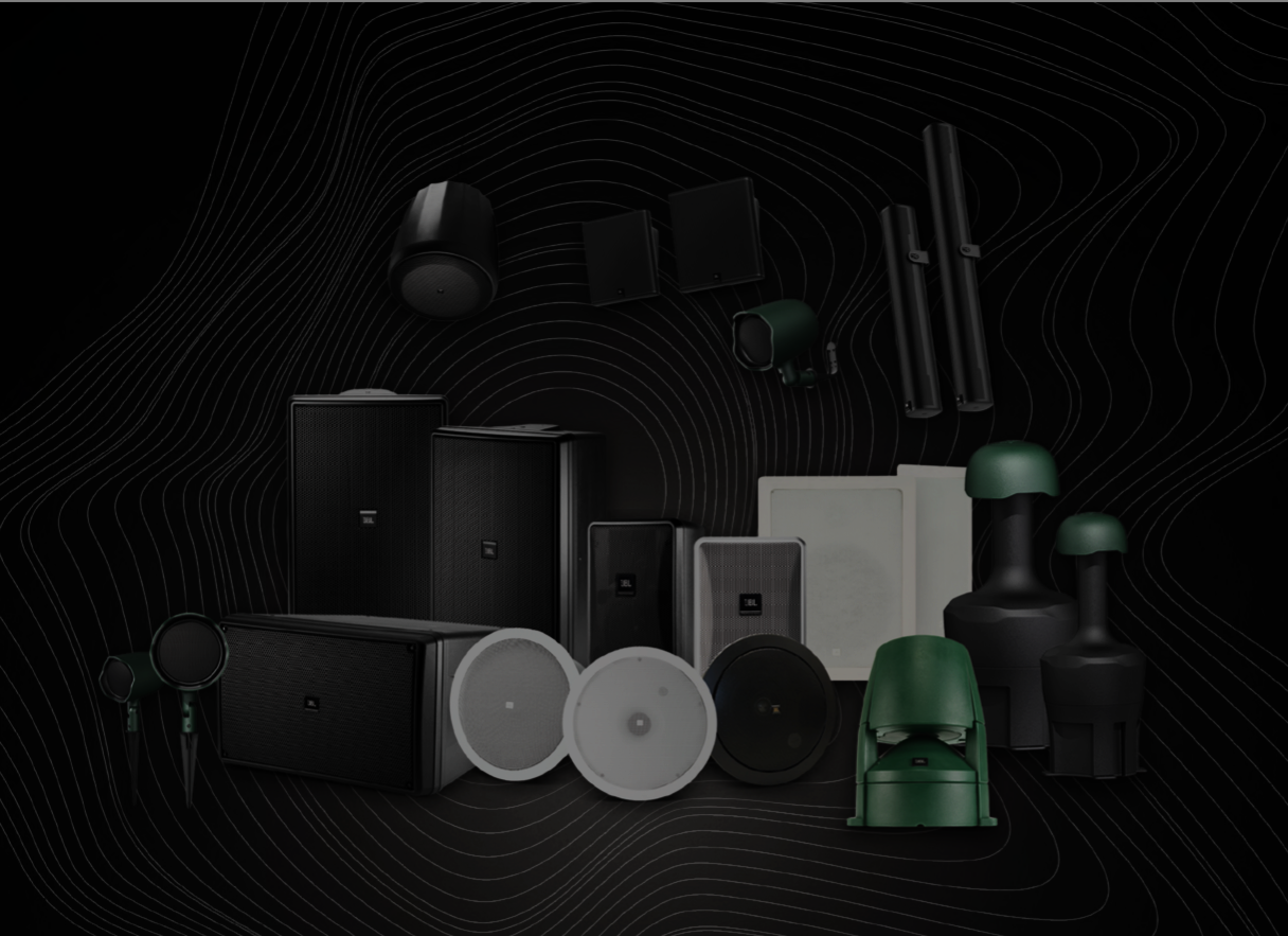 Conjunto de altavoces y equipos de sonido de diferentes tamaños y estilos, en fondo negro con líneas blancas curvadas.