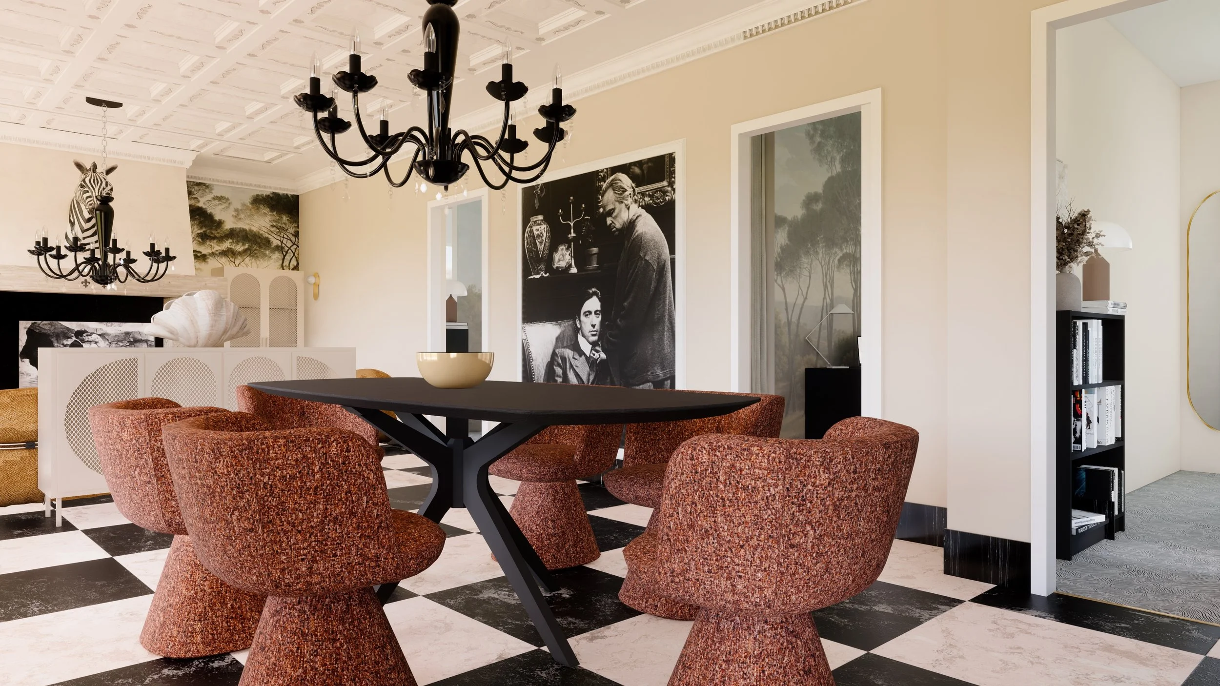Salle à manger avec murs beige, mur de fresque avec des arbres, chandelier noir, table noire avec huit chaises en tissu rouge, tableau noir et blanc avec portrait d'une femme et une homme, étagère noire avec livres, miroir ovale doré.