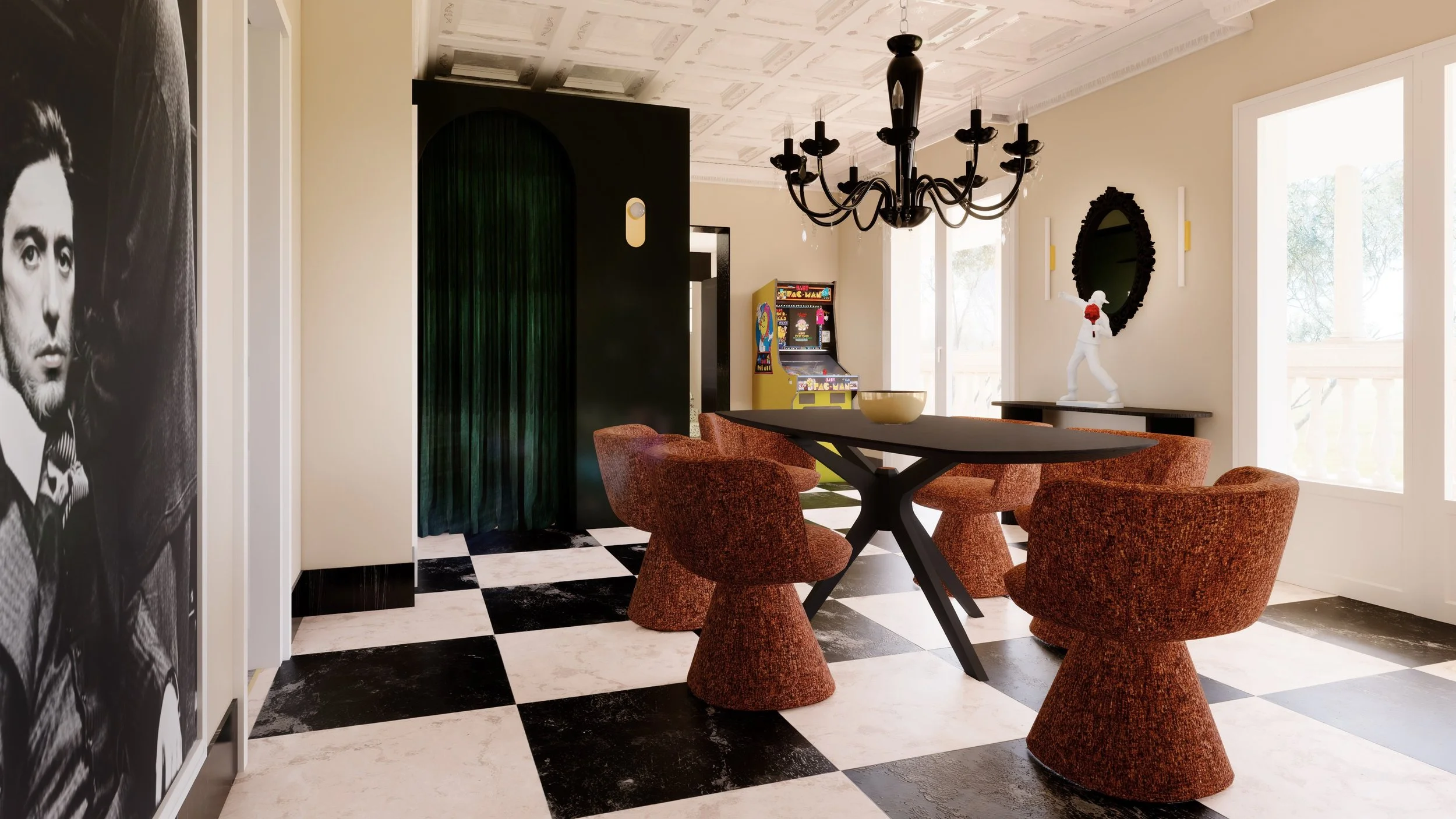 Salon avec table ronde, chaises orange, plafond orné, chandelier noir, mur avec grand miroir noir, décor vintage, sol en carreaux noir et blanc, fenêtre laissant entrer la lumière naturelle.