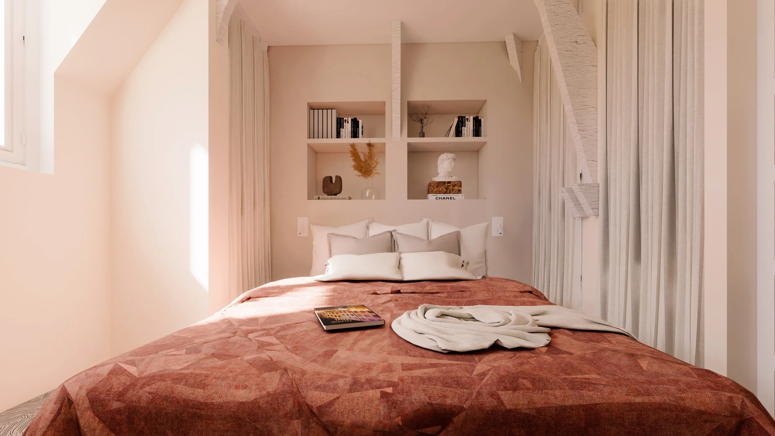 Lit double avec oreillers blancs, couverture rose et magazine sur la couverture, dans une chambre lumineuse avec étagères décoratives derrière le lit, comprenant des livres et des objets artistiques, avec des rideaux blancs sur les fenêtres à droite.
