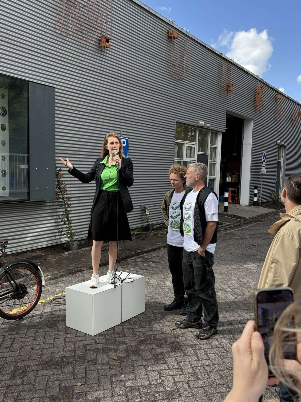 Wethouder Melanie van der Horst opent het eerste Muurbos op het Marineterrein in Amsterdam.
