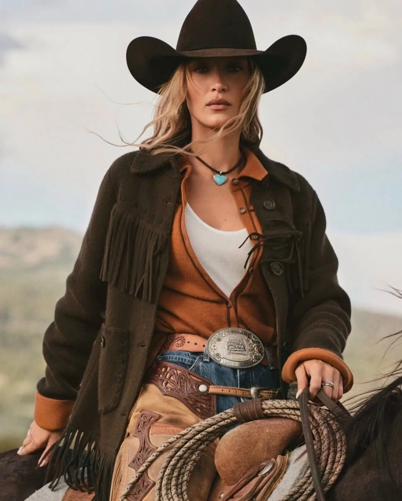 Bella Hadid i Western Fringe Jacket fra Guest In Residence 🐎 
M O N I K E R

#valkyrien