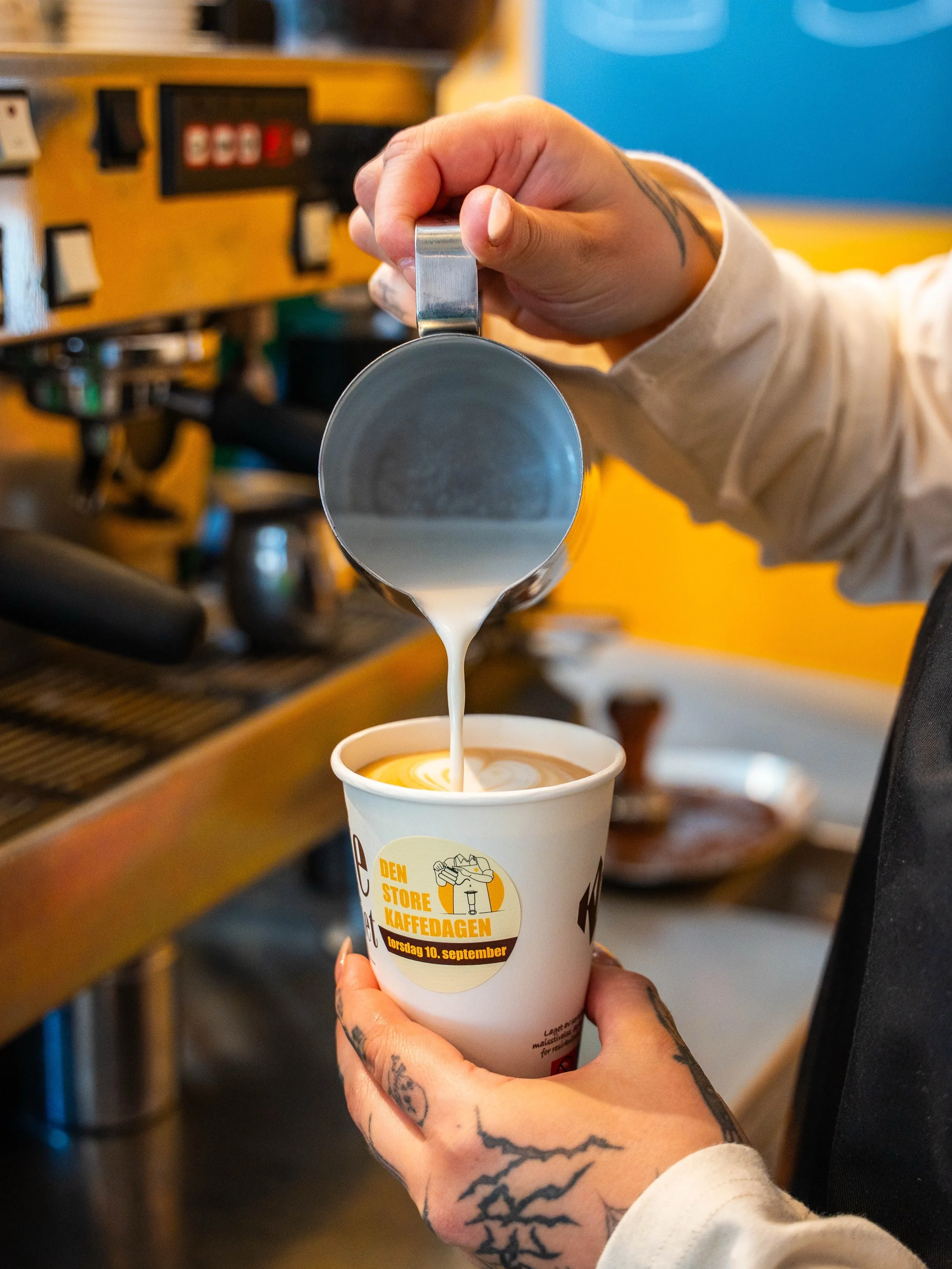 Den store kaffedagen n&aelig;rmer seg. Torsdag 10.9 deler Kaffebrenneriet ut gratis svart kaffe mellom 8-9, og Caf&eacute; au Lait 13-14🤎☕️
👉 se hele programmet for 1.etg og konseptavdelingen i Food Courten.
Velkommen innom 😃

#kaffebrenneriet 
#v