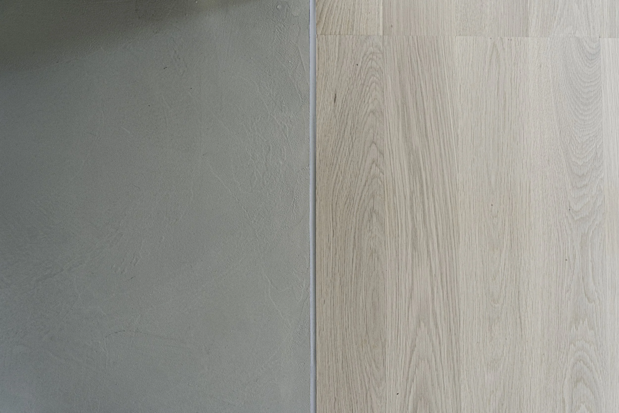 Ein Vergleich zwischen einer grünen Wand und einem Holztisch, sichtbar im Querformat.