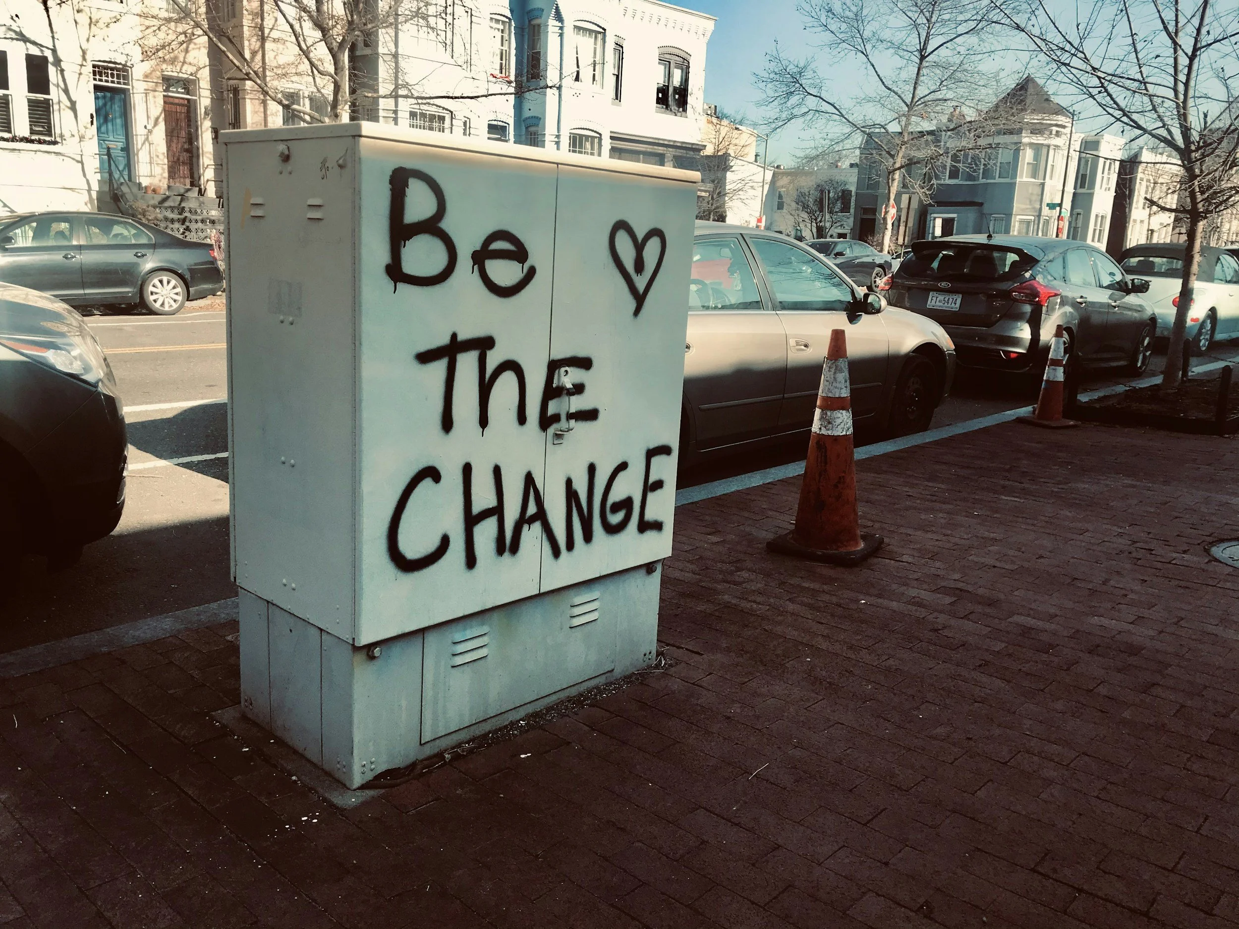 Stromkasten mit Graffitti "Be the Change"