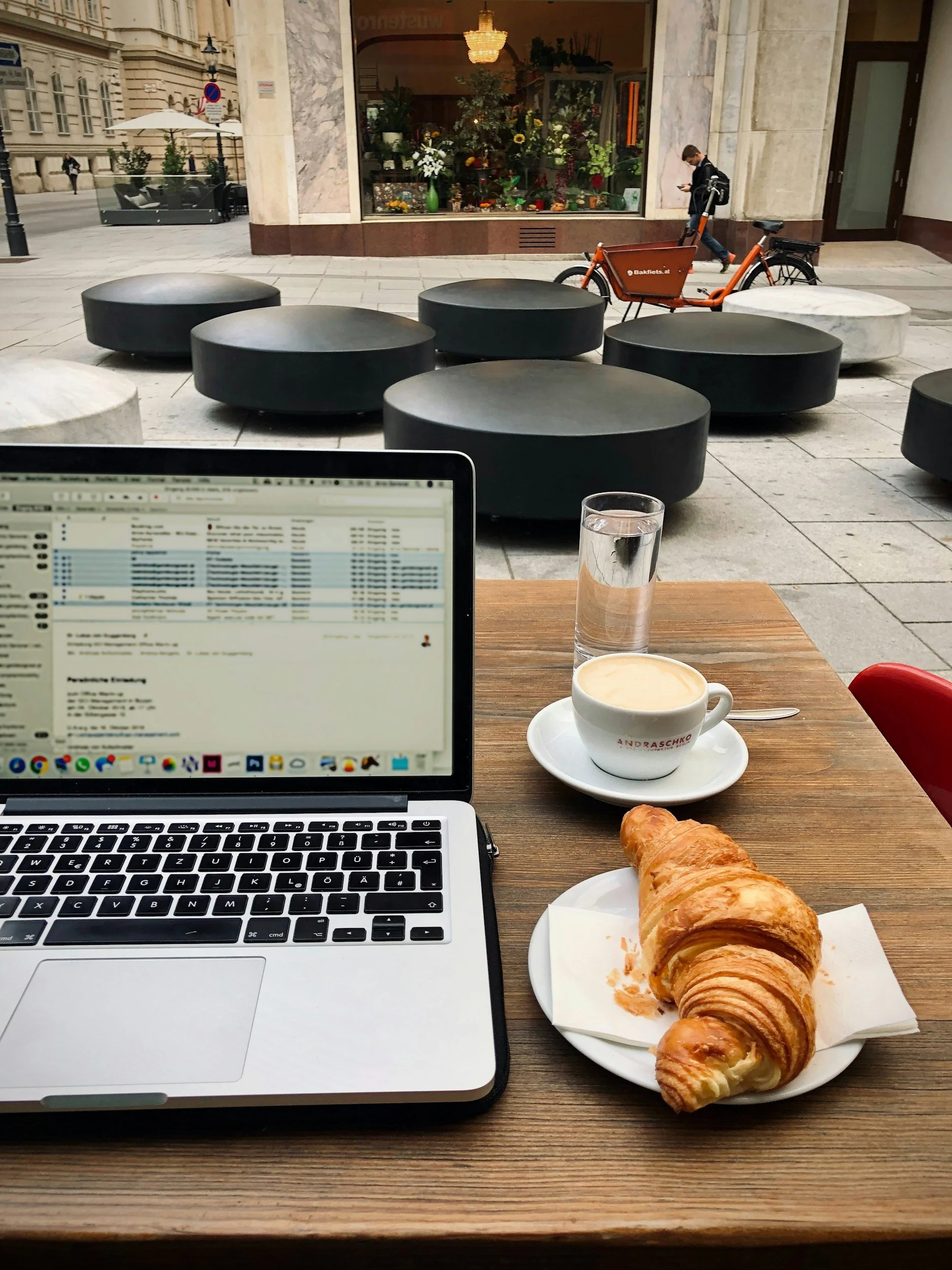 Arbeitssetting in einem französischen Straßencafe