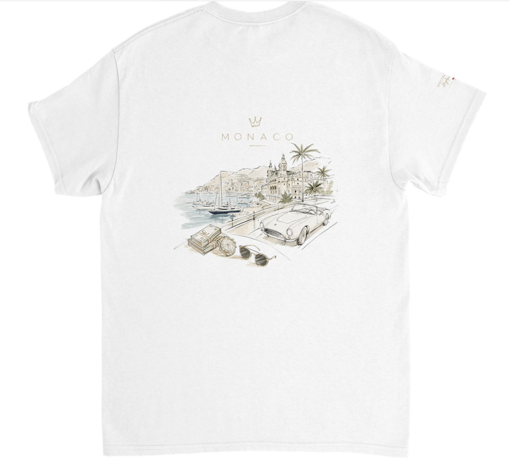 Ein weißes T-Shirt mit einer Stadtansicht von Monaco, einschließlich eines Autos, einer Uhr, Sonnenbrille, Geldstapel, Palmen und einem Hafen mit Booten, über der das Wort 'MONACO' mit einer kleinen Krone steht.