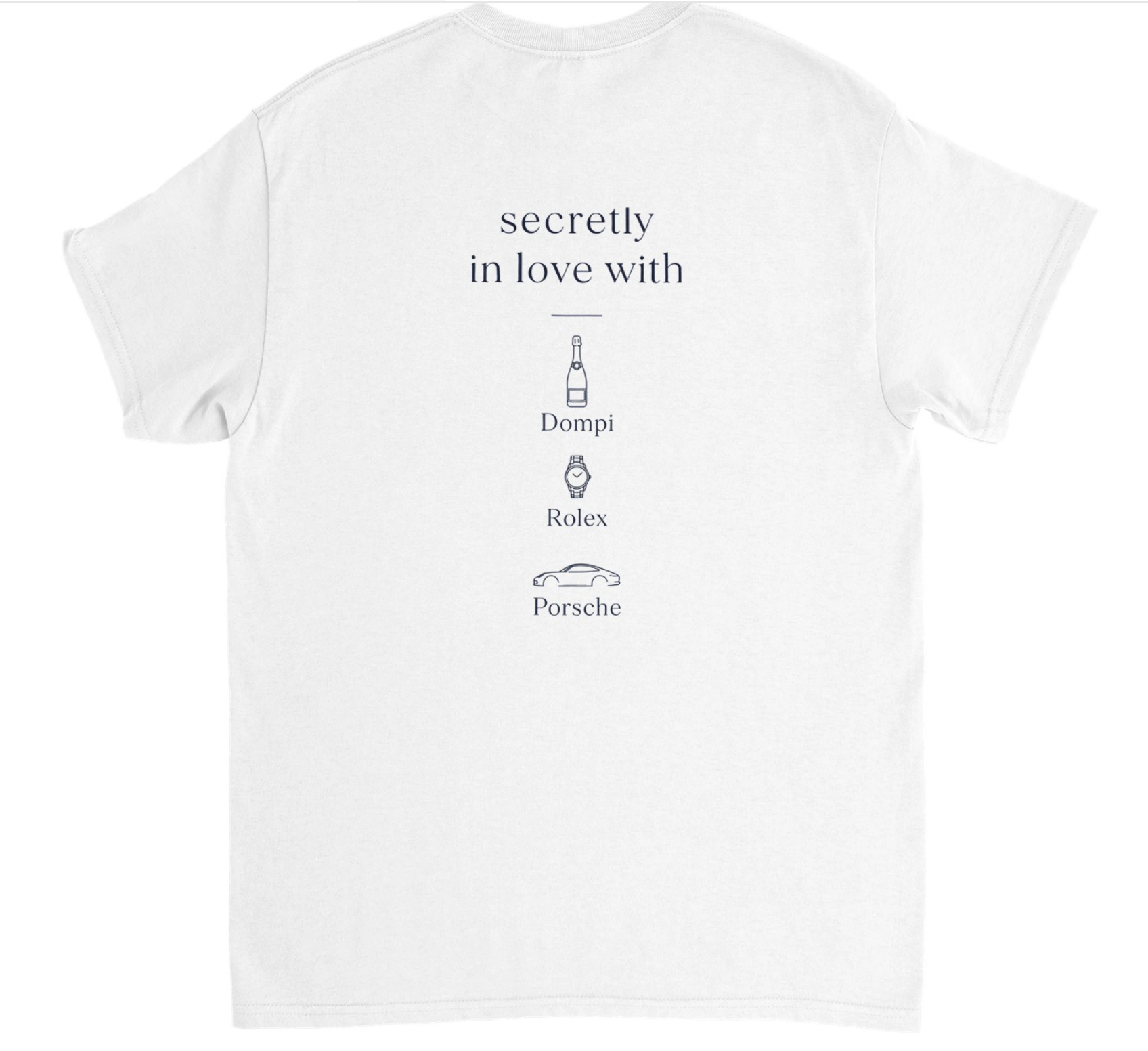 Ein weißes T-Shirt mit dem Satz "sehr secretly in love with" und untereinander gezeichneten Icons eines Champagnerflasche, einer Uhr und eines Autos, zusammen mit den Worten "Dompi", "Rolex" und "Porsche".