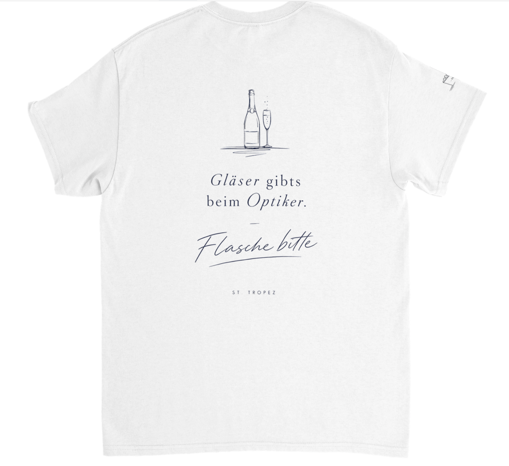 Weiße T-Shirt mit einer Skizze einer Champagnerflasche und einem Gläser. Darunter steht in französischer Sprache: "Gläser gibt beim Optiker. Flasche bitte". Am unteren Rand steht: "St. Tropez".