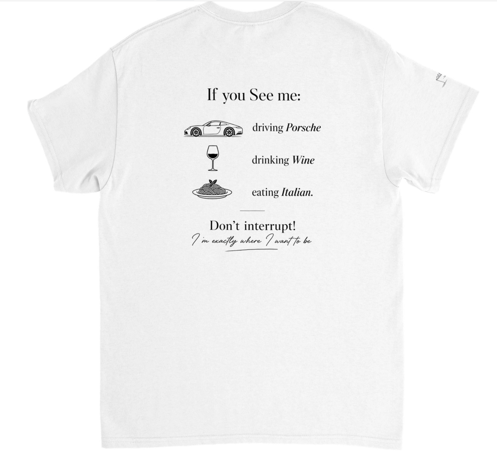 Weißes T-Shirt mit schwarzem Text und Icons: "Wenn du mich siehst: fahre Porsche, trinke Wein, esse italienisch. Unterbrochen von "Nicht stören! Ich bin genau dort, wo ich sein möchte".