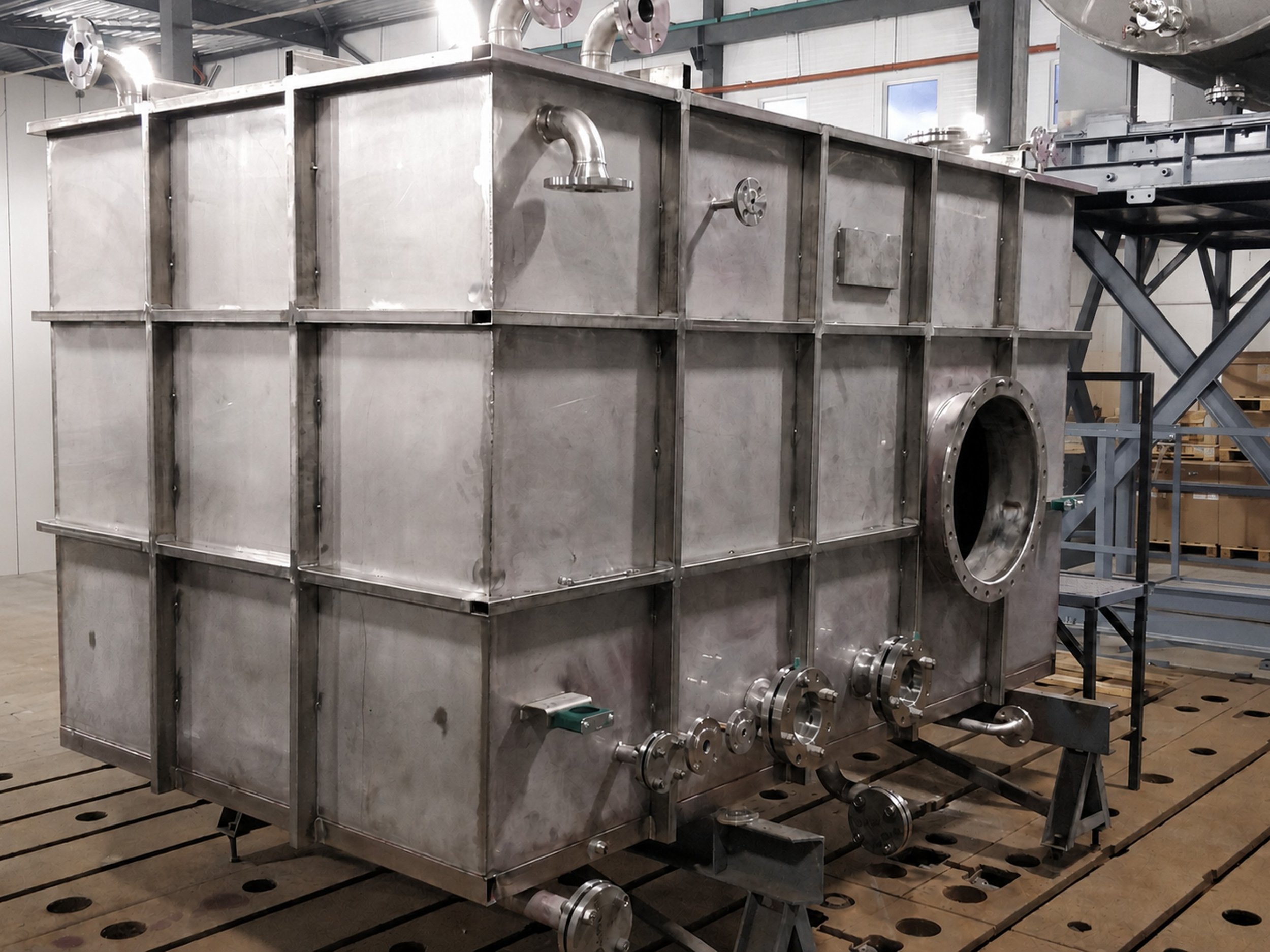 Large methanol storage tank with multiple pipes and flanges.
